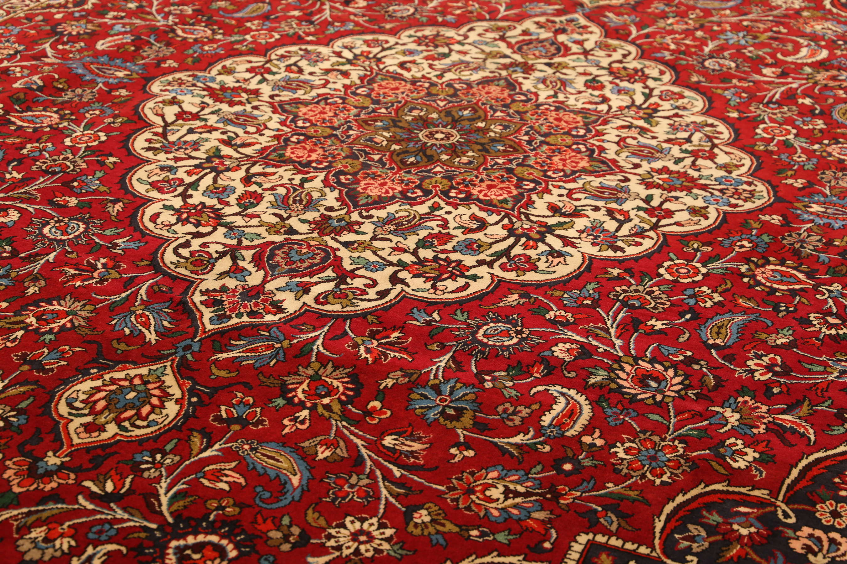 
    Bakhtiari Fine - Red - 304 x 406 cm
  