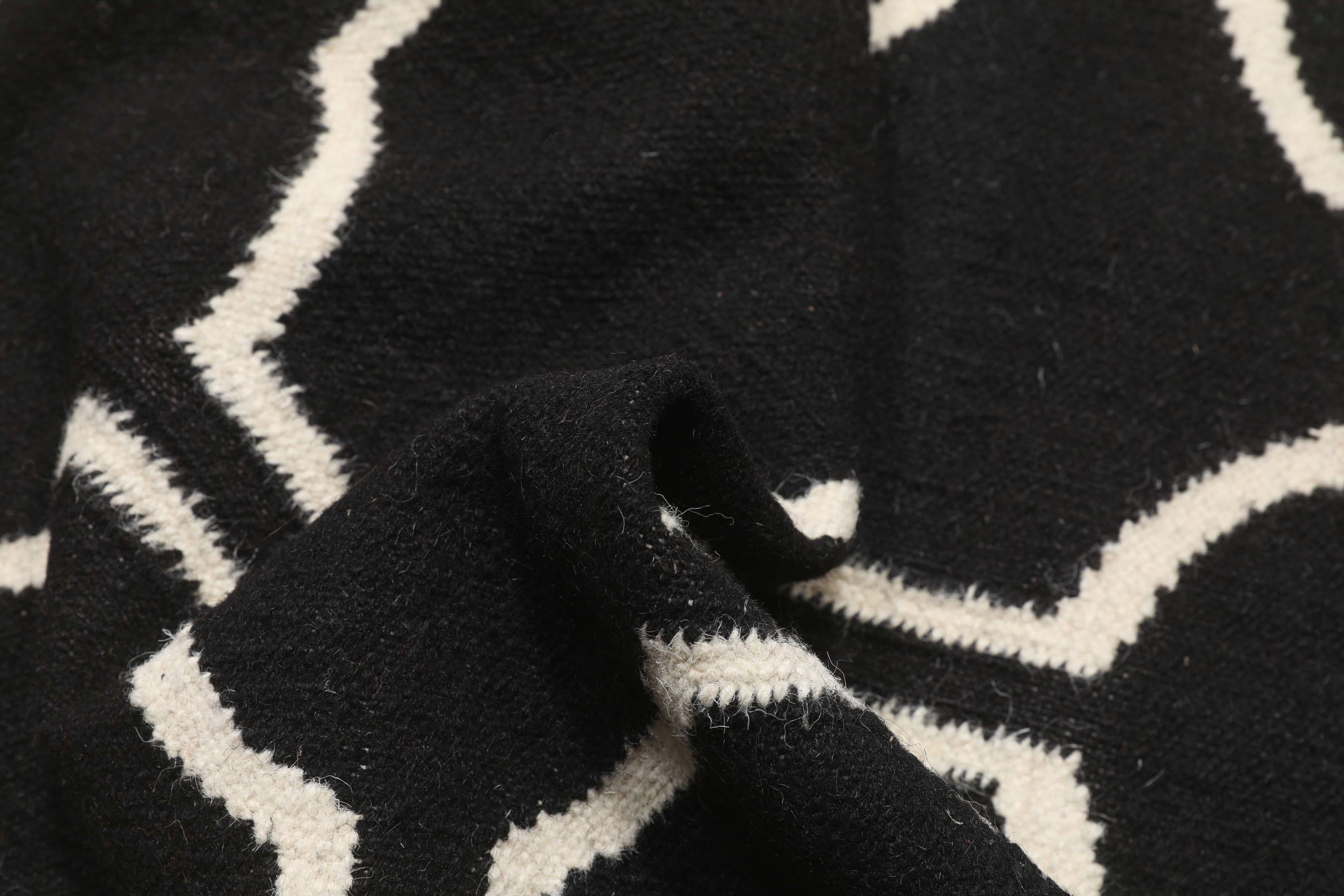 London 120x180 Small Black/Off White Geometric Wool Rug