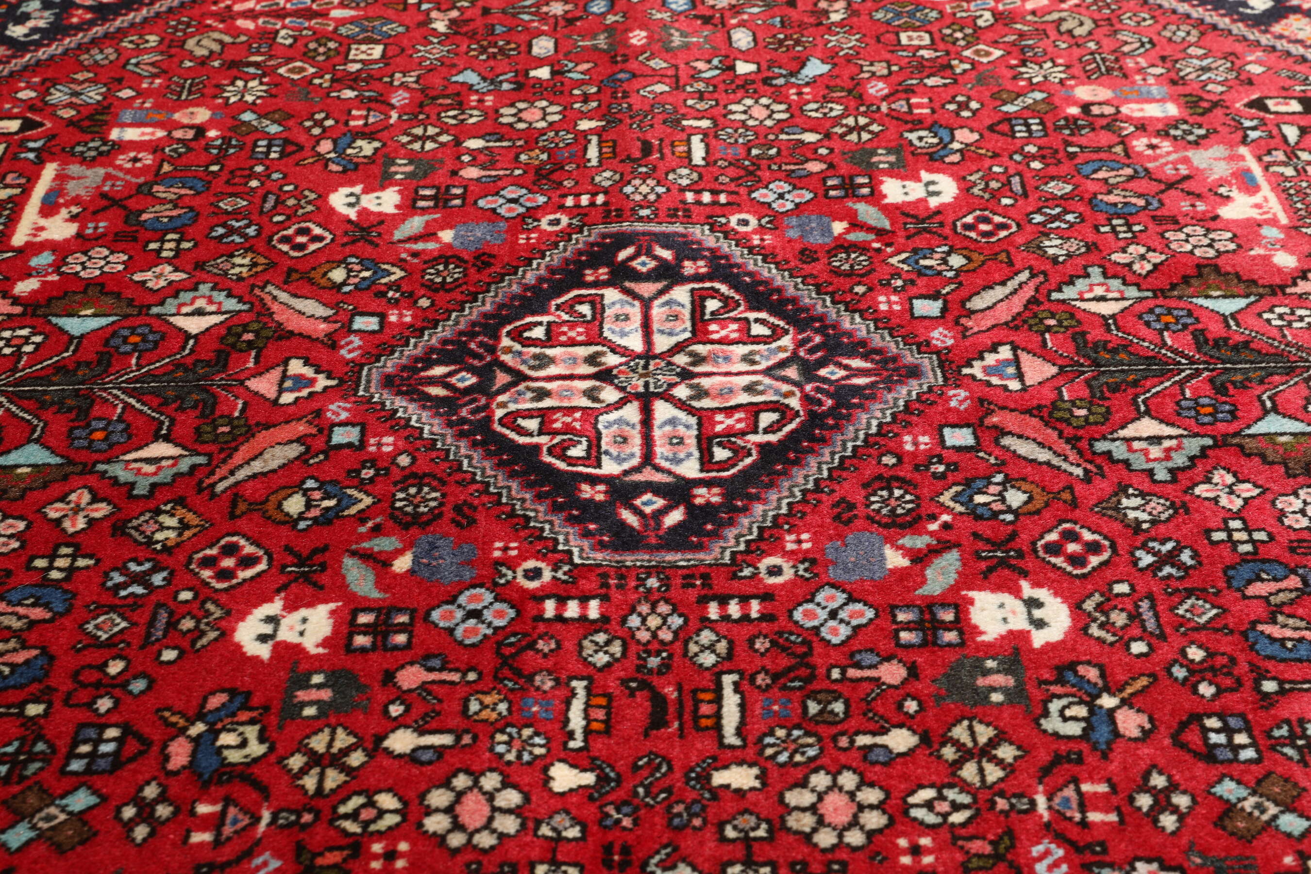 
    Abadeh - Red - 154 x 210 cm
  