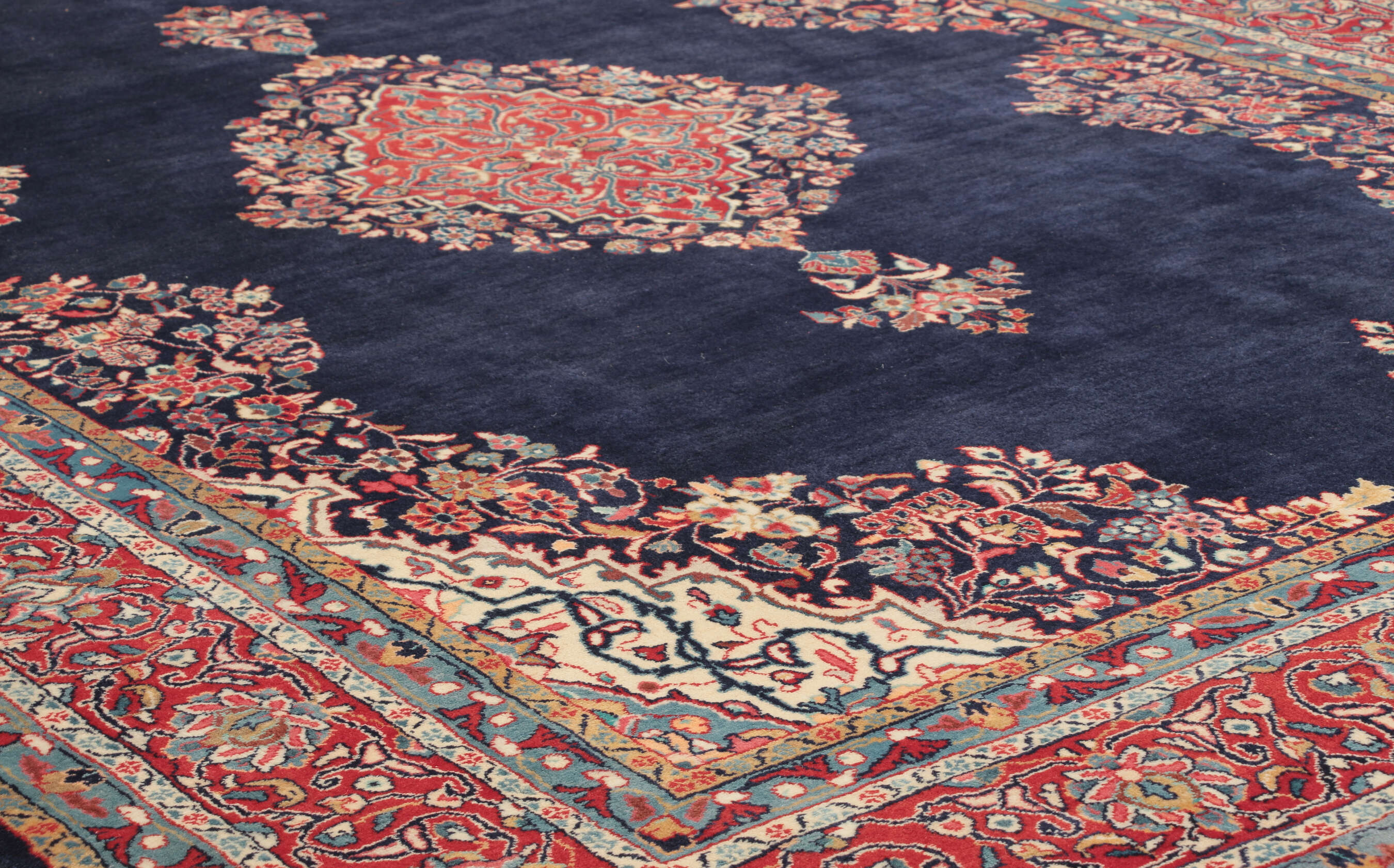 
    Sarouk - Red - 220 x 318 cm
  