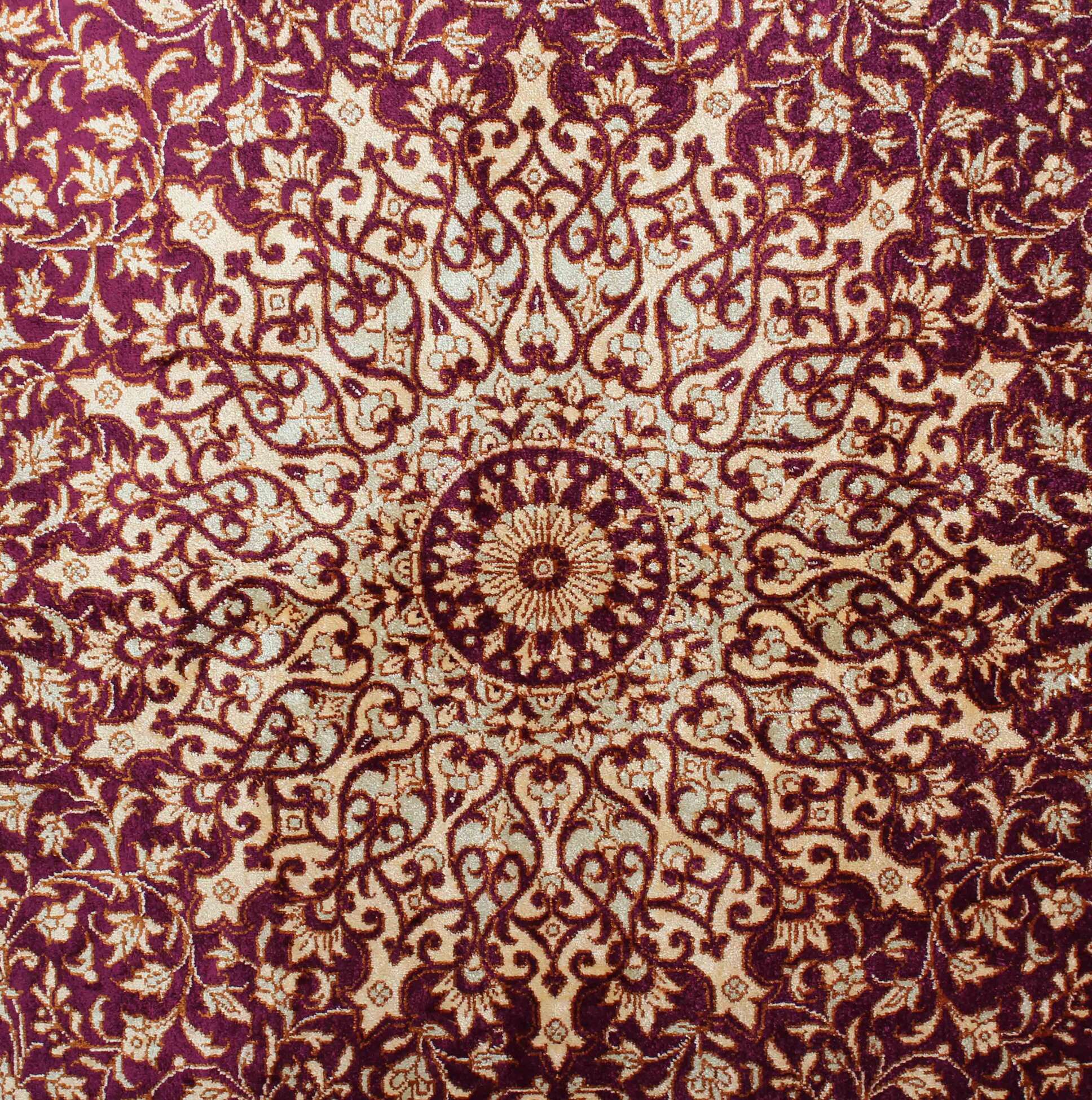 
    Qum silk - Red - 102 x 151 cm
  