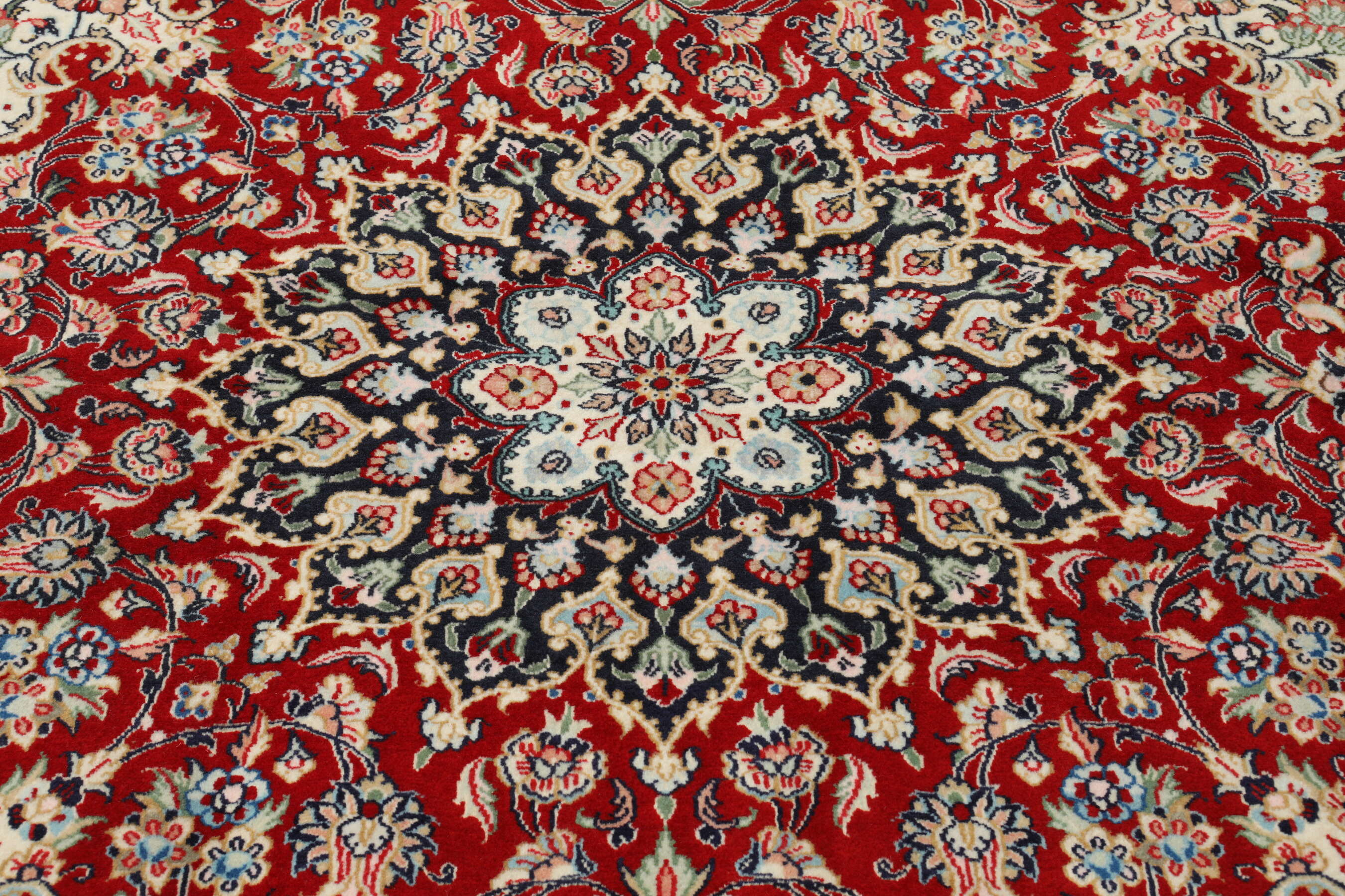 
    Qum Kork / silk - Red - 200 x 202 cm
  