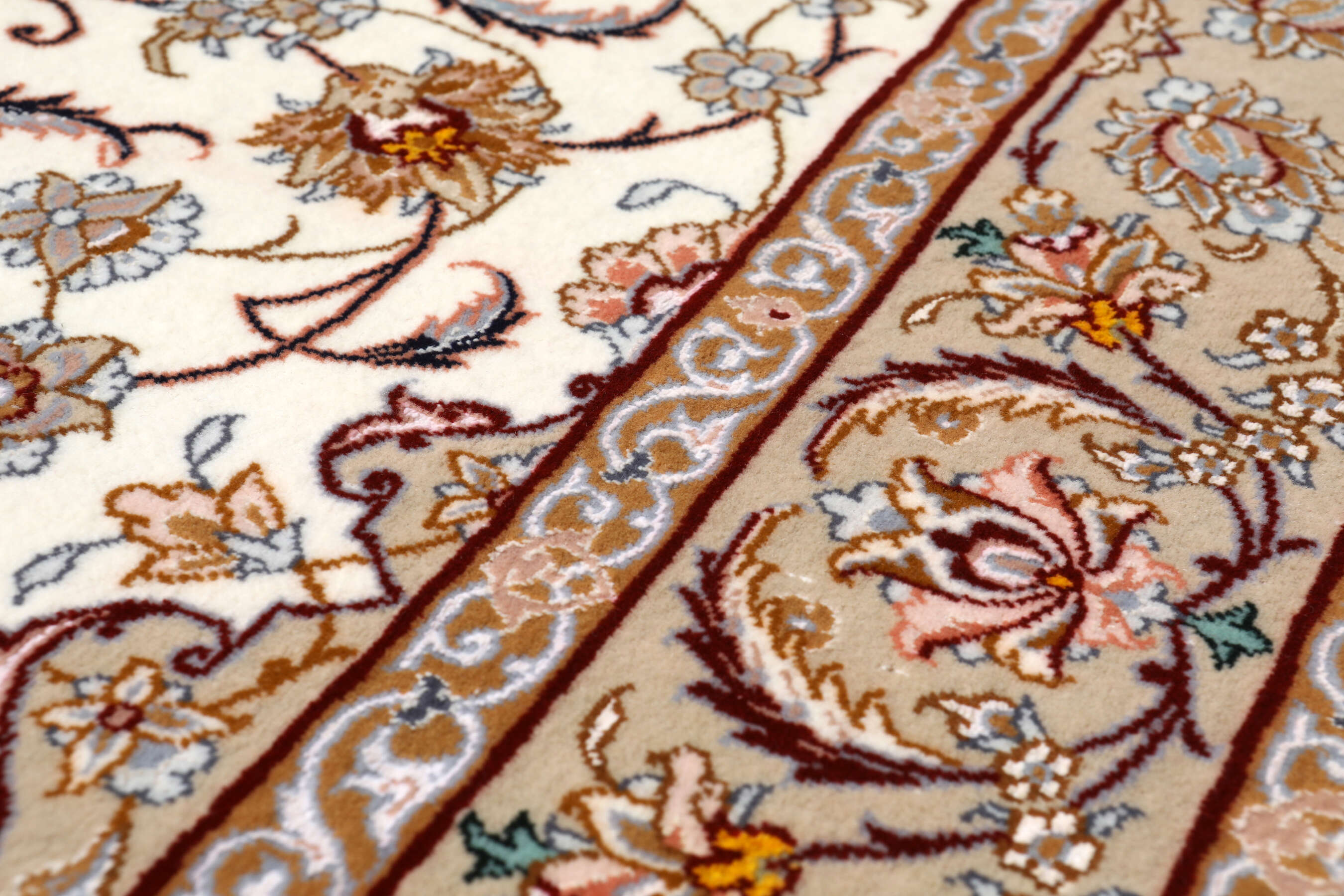 
    Isfahan silk warp signed Mazaheri - Beige - 108 x 163 cm
  