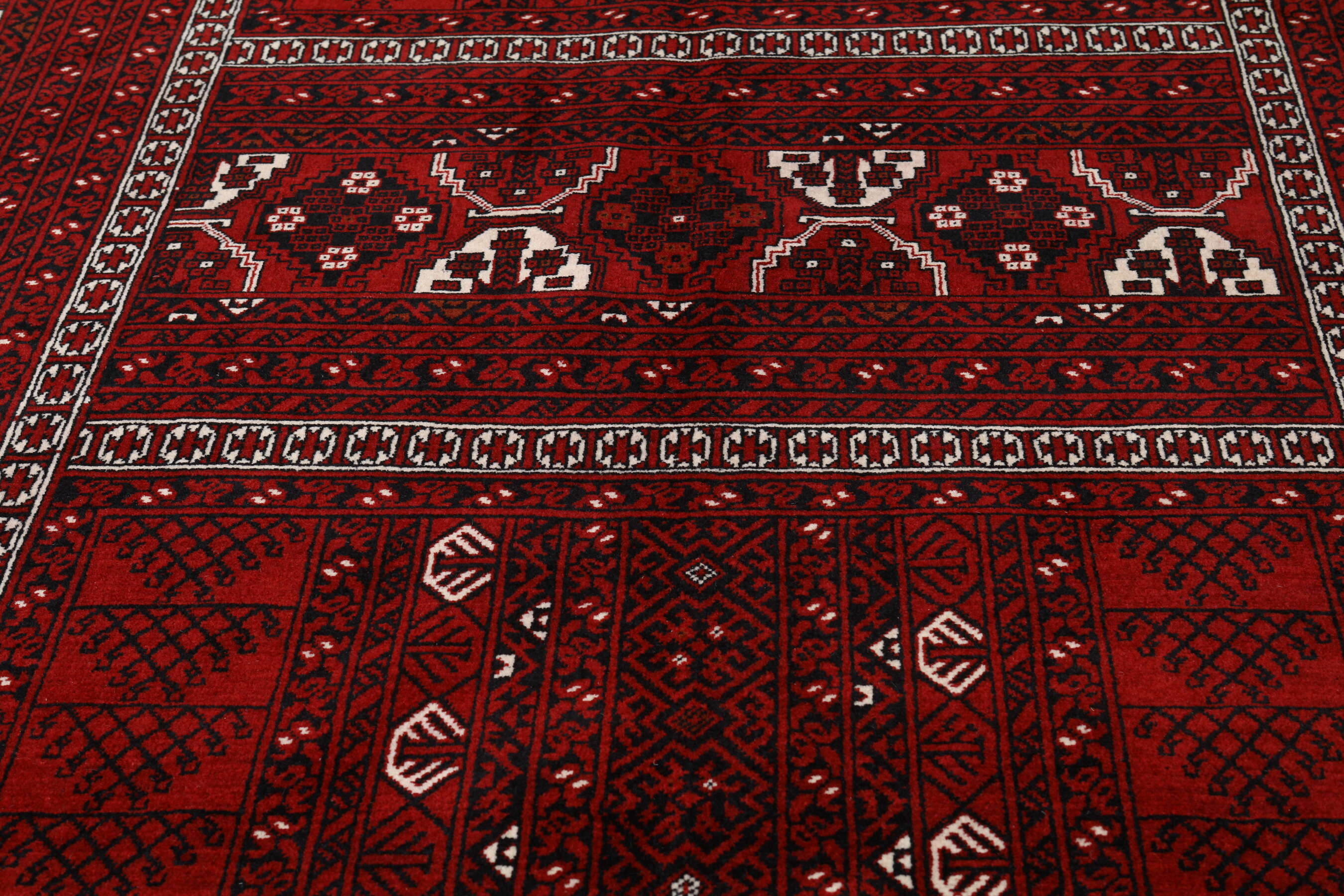 
    Kunduz - Dark red - 162 x 248 cm
  