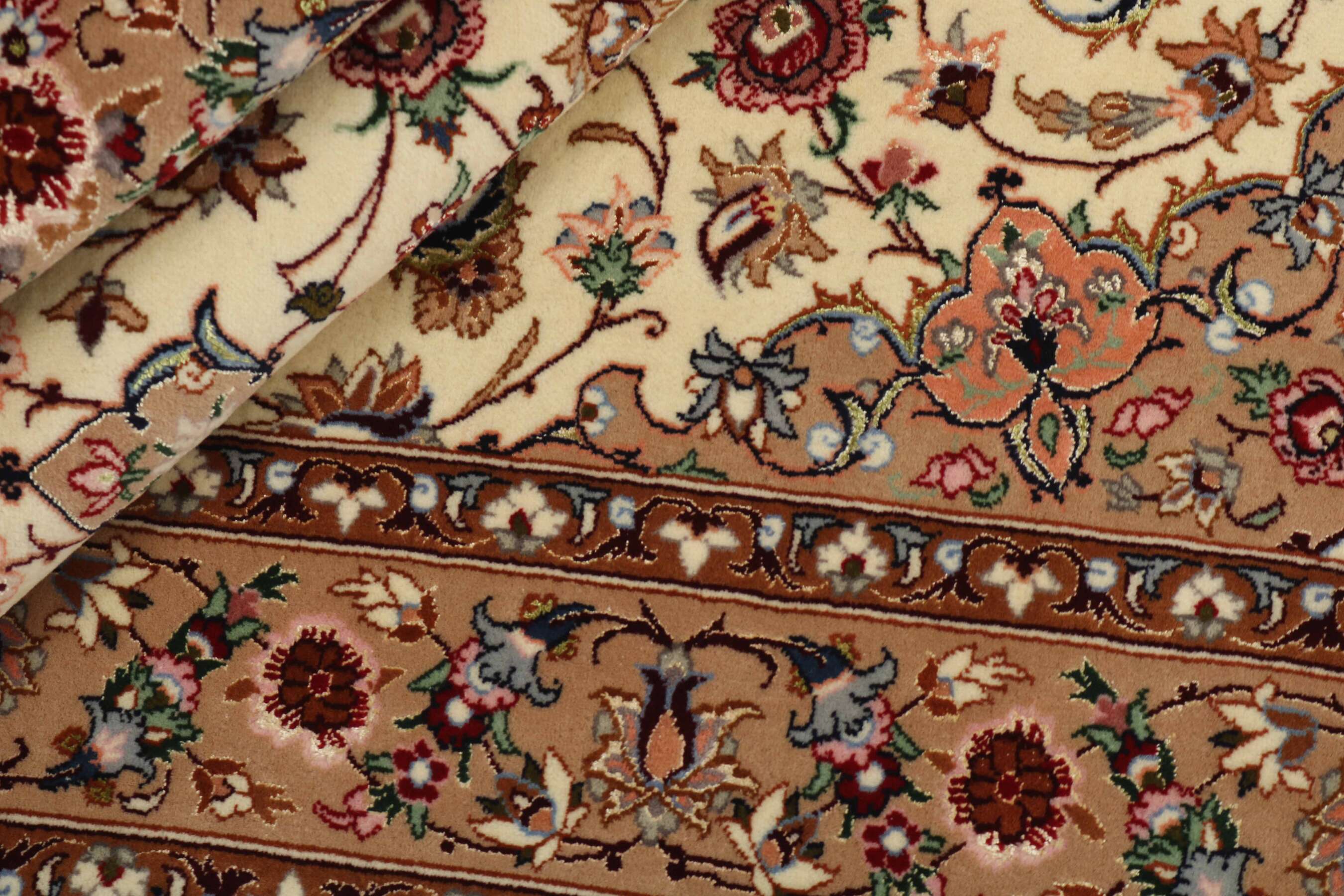 
    Isfahan silk warp - Beige - 112 x 162 cm
  