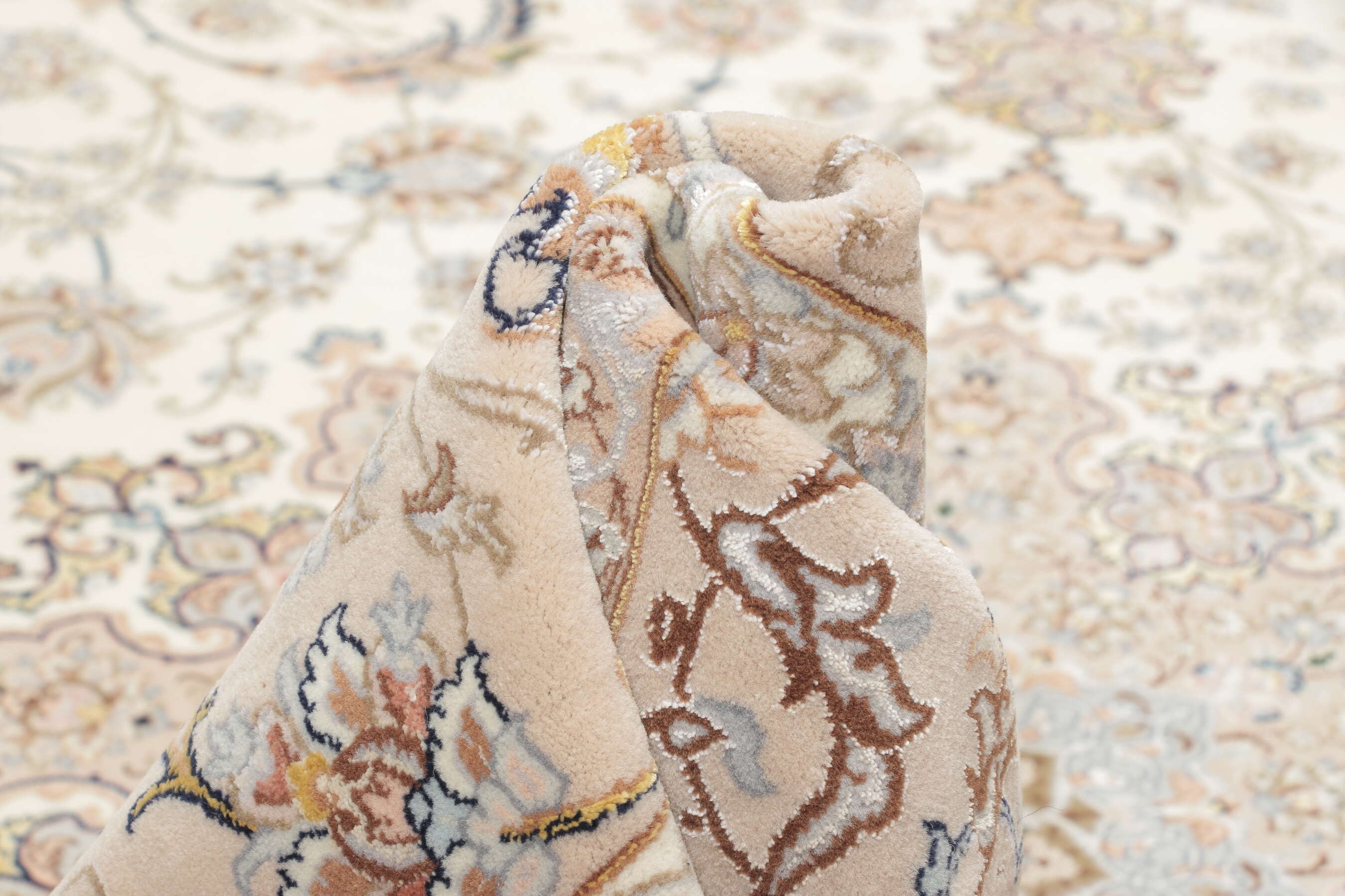 
    Isfahan silk warp - Beige - 255 x 366 cm
  