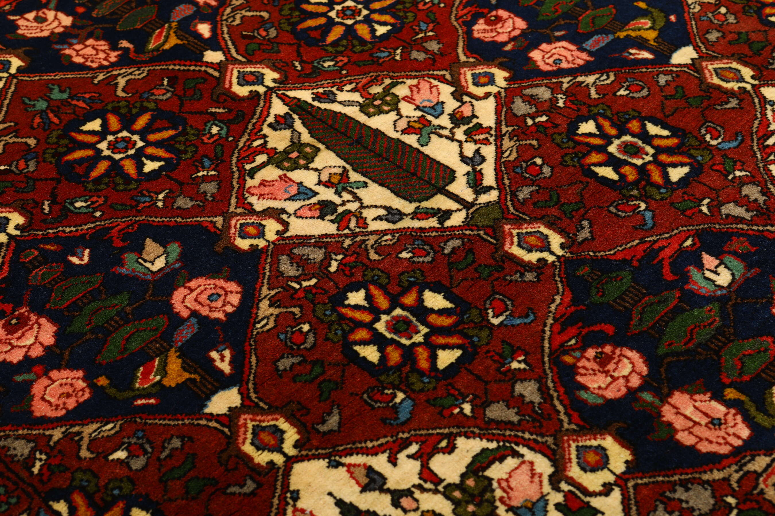 
    Bakhtiari Collectible - Dark red - 106 x 149 cm
  