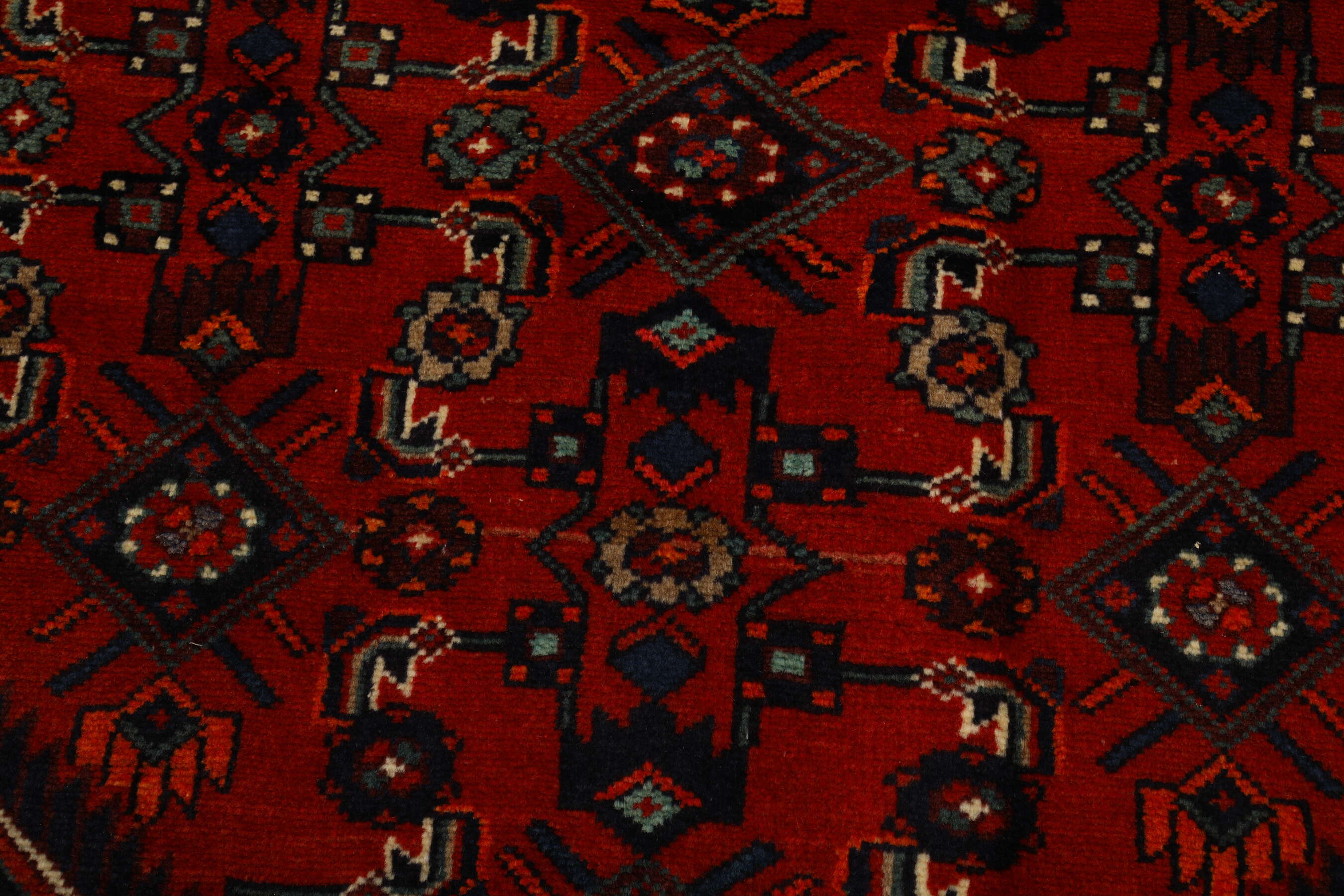 
    Sarouk - Dark red - 154 x 228 cm
  