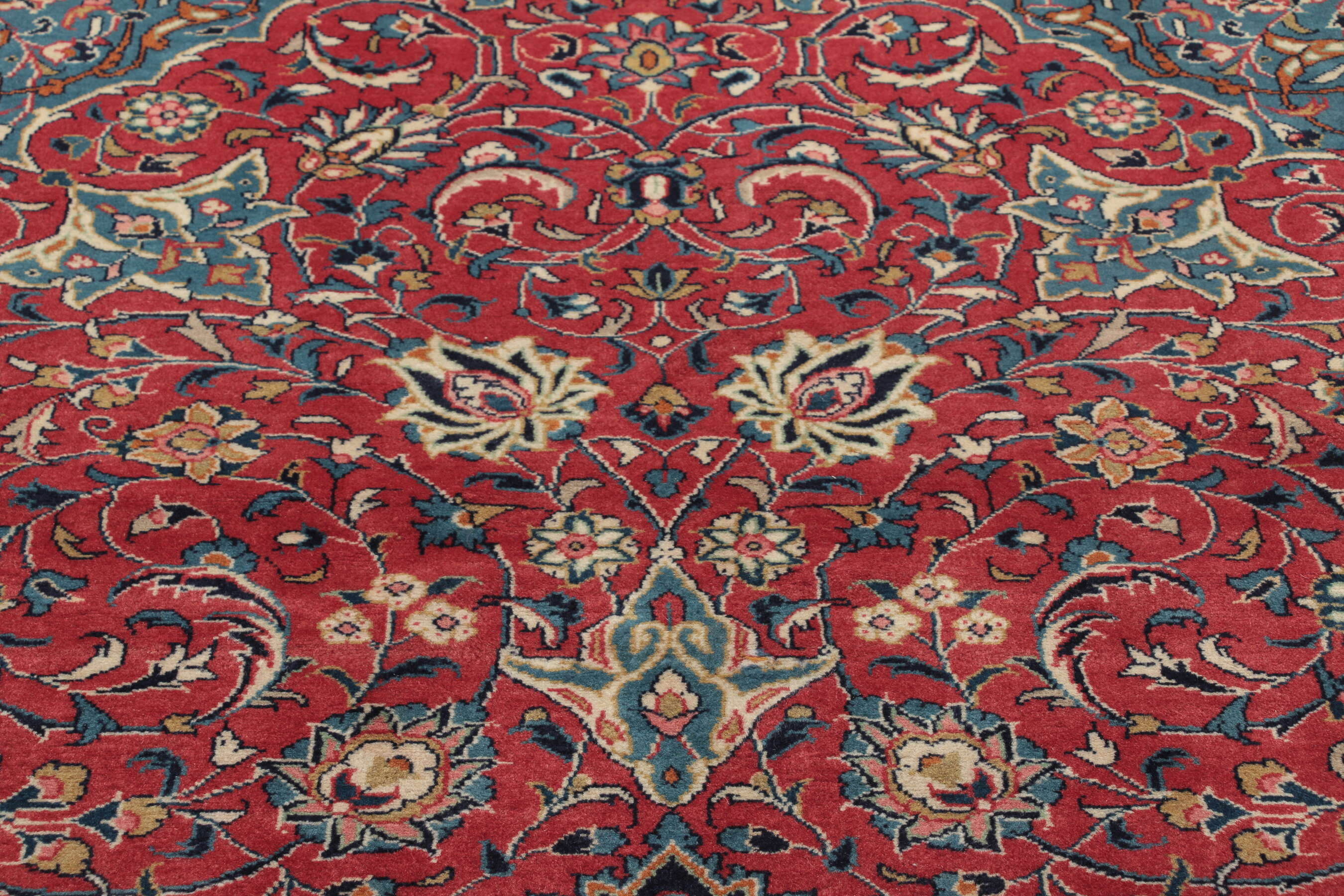 
    Sarouk - Red - 250 x 350 cm
  