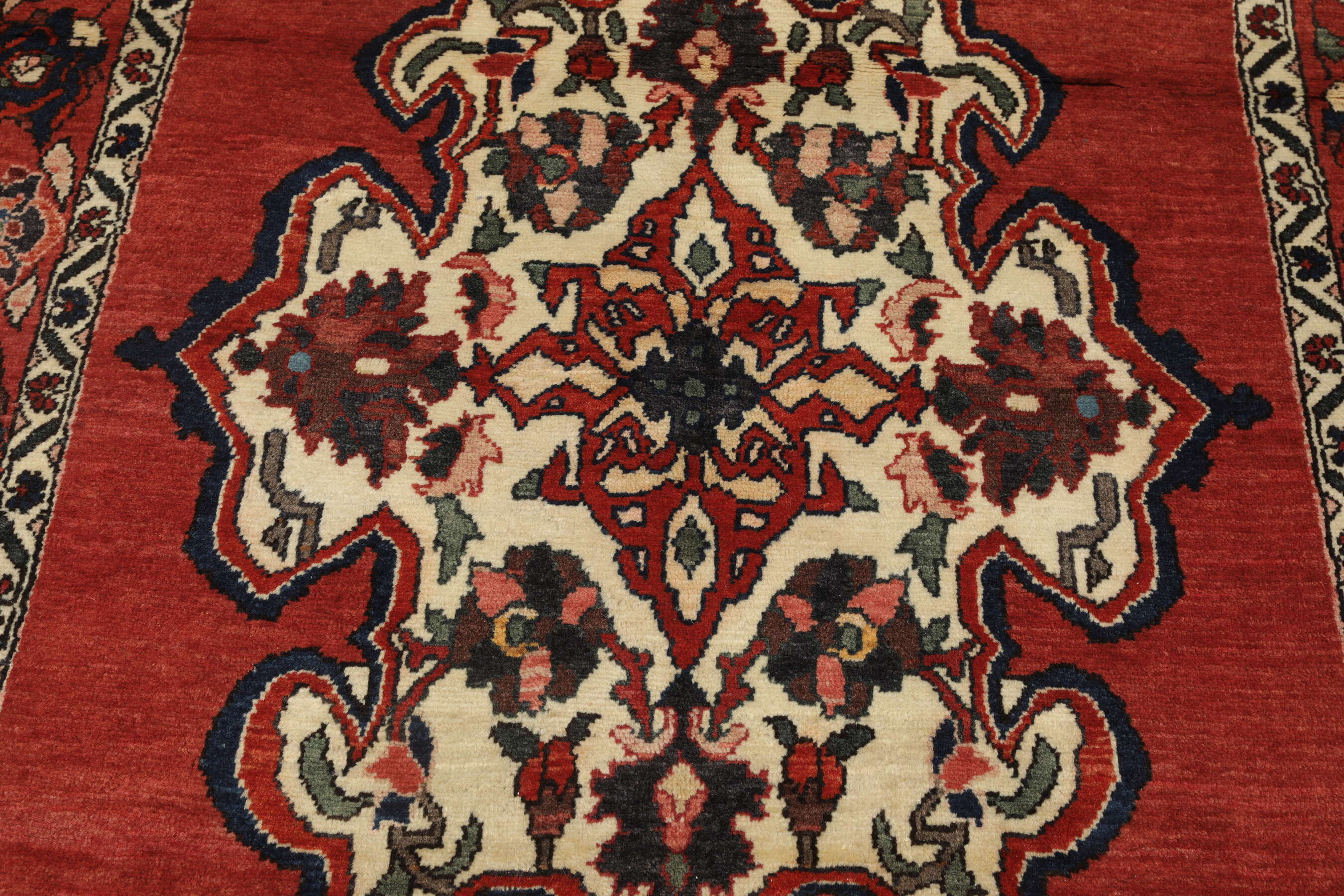 
    Bakhtiari - Dark red - 129 x 199 cm
  