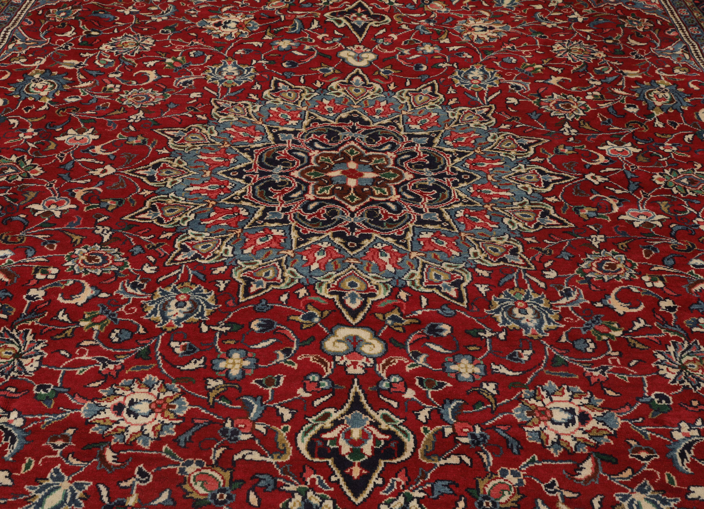 
    Mahal - Dark red - 290 x 400 cm
  