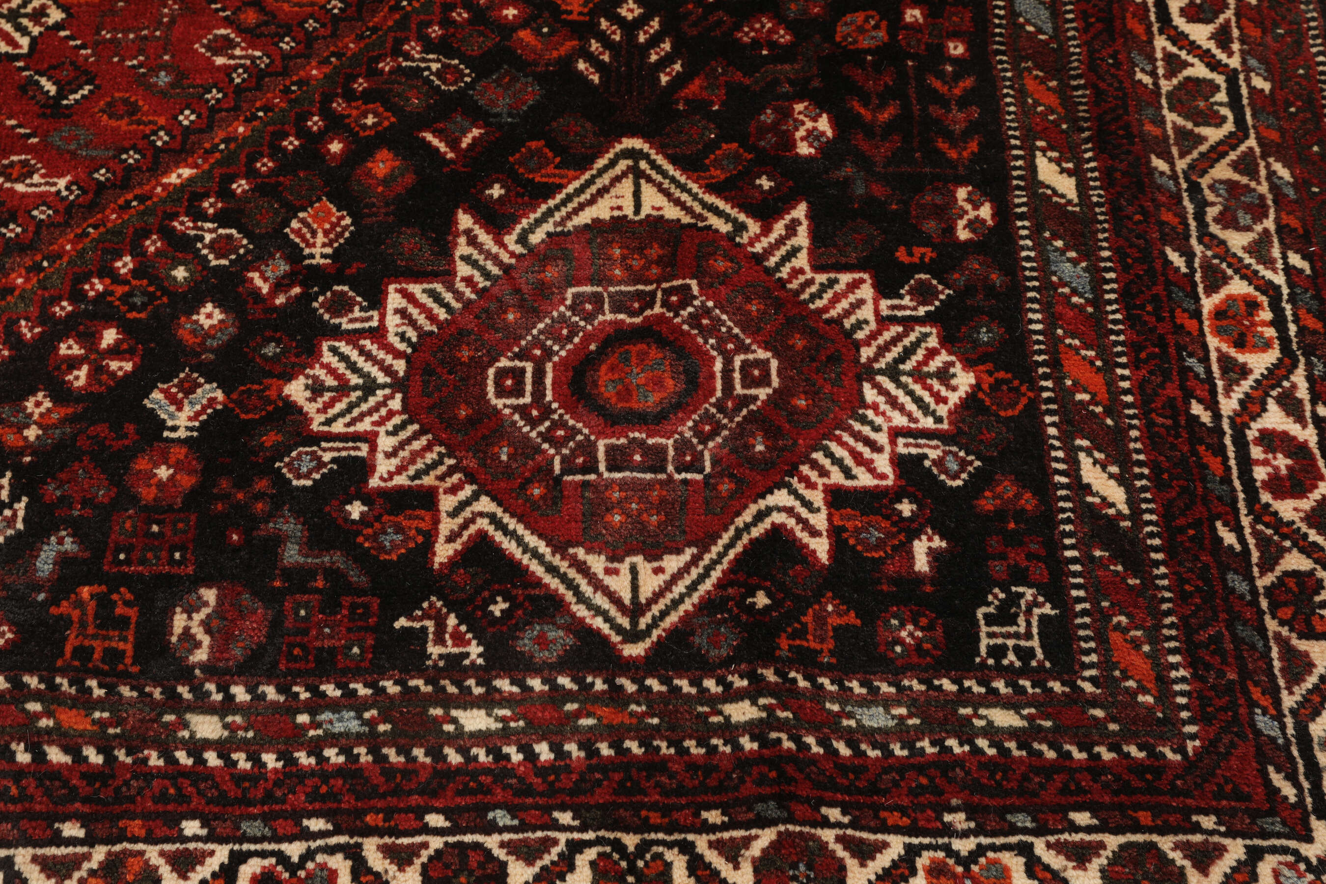 
    Qashqai - Black - 222 x 329 cm
  