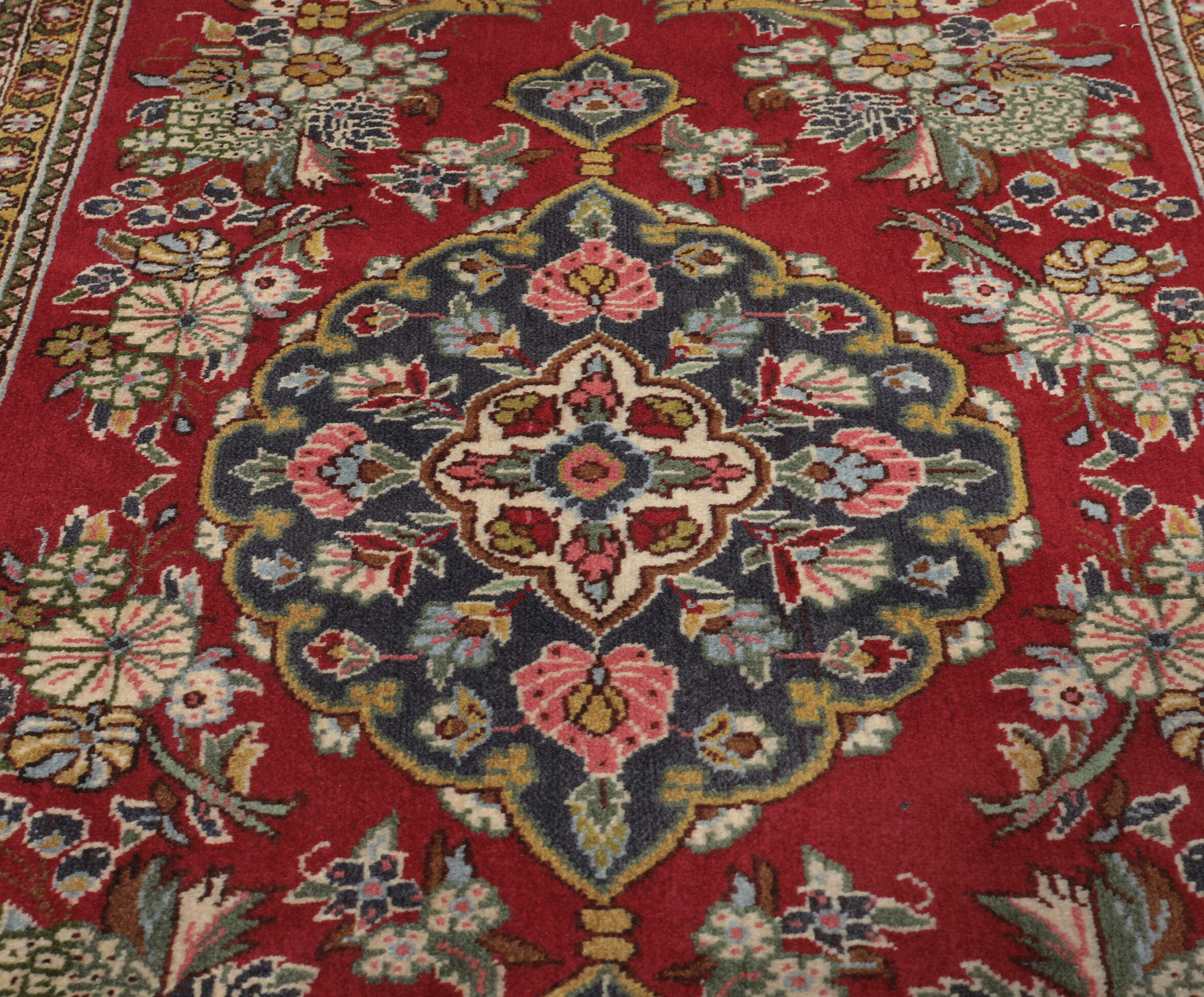 
    Qum Kork / silk - Dark red - 65 x 90 cm
  