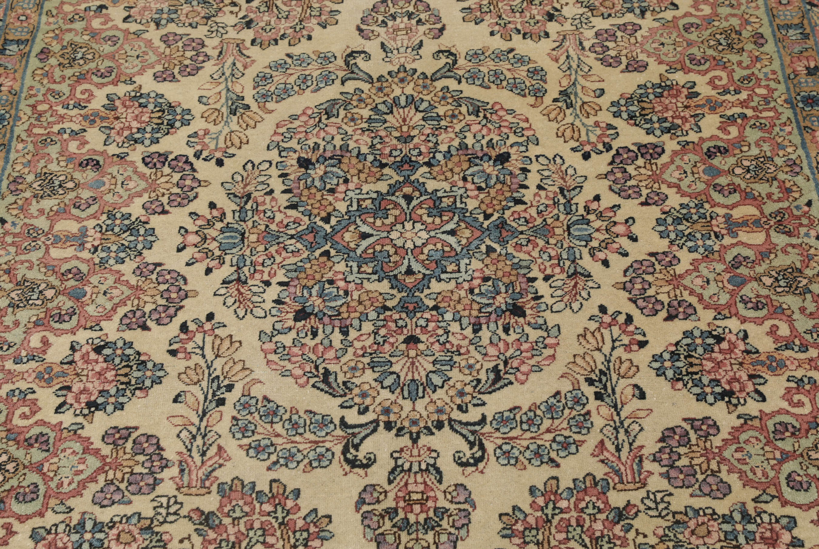 
    Kerman ca. 1900 - Brown - 137 x 230 cm
  