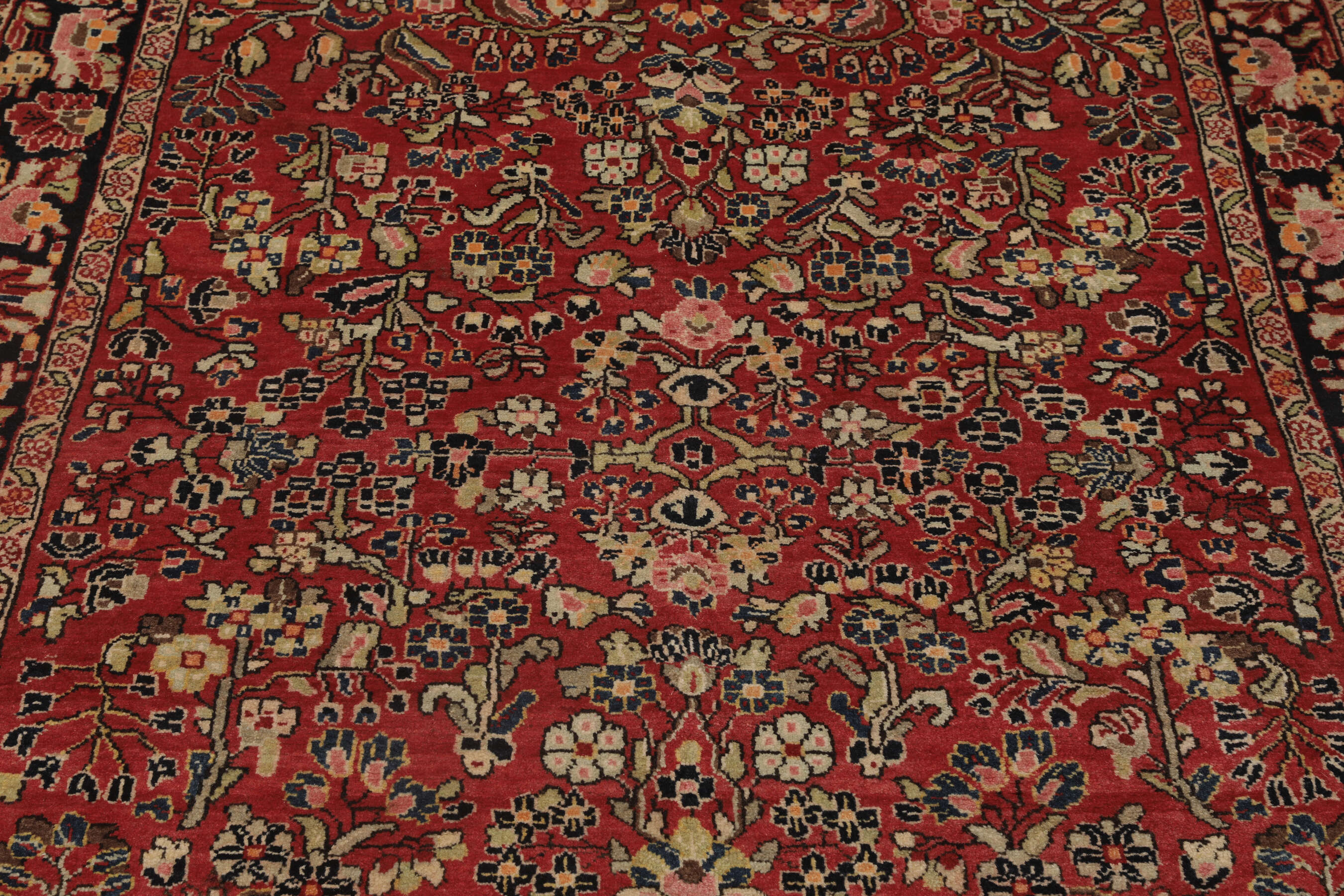 
    Sarouk ca. 1900 - Dark red - 134 x 191 cm
  