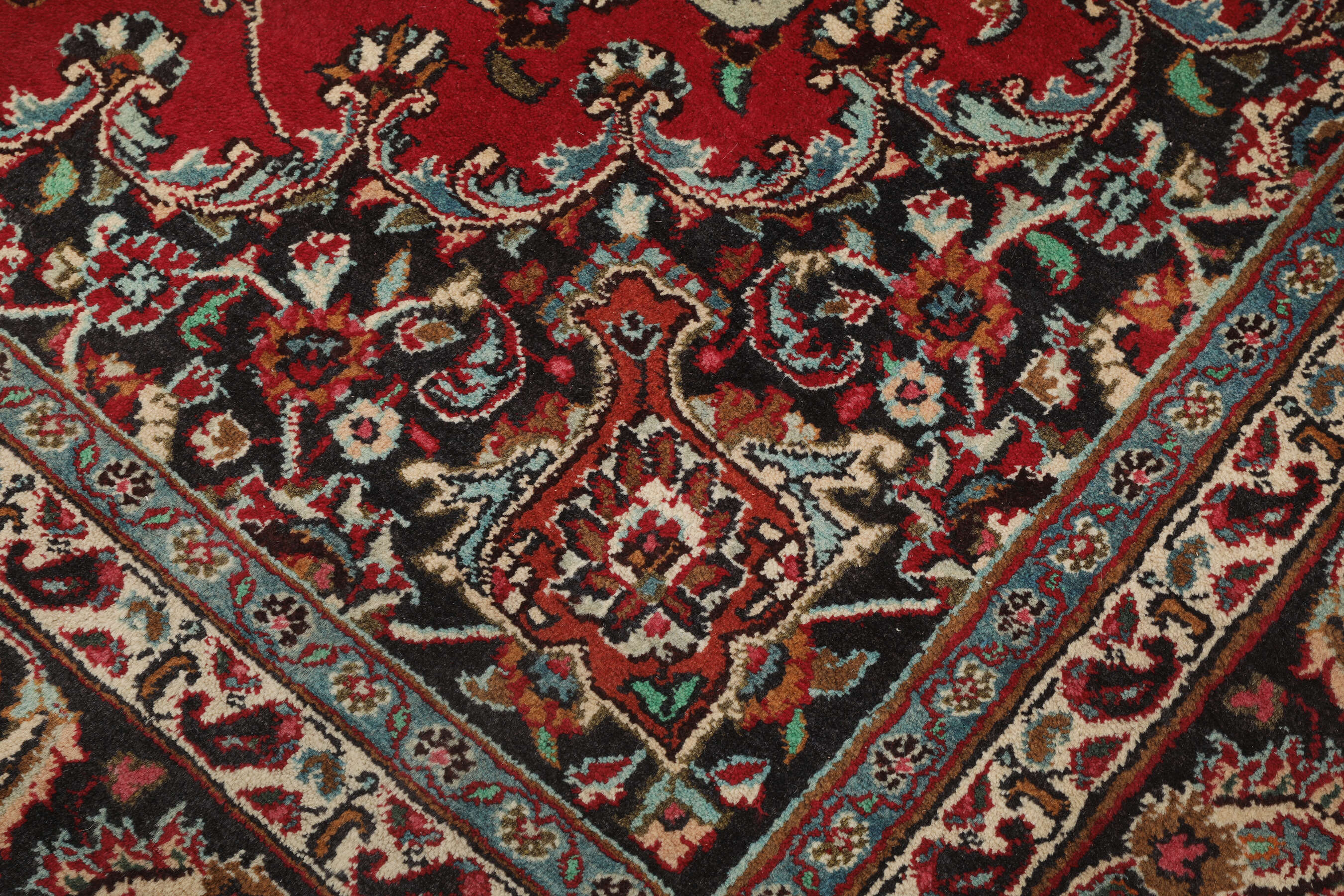 
    Mashad - Dark red - 196 x 306 cm
  