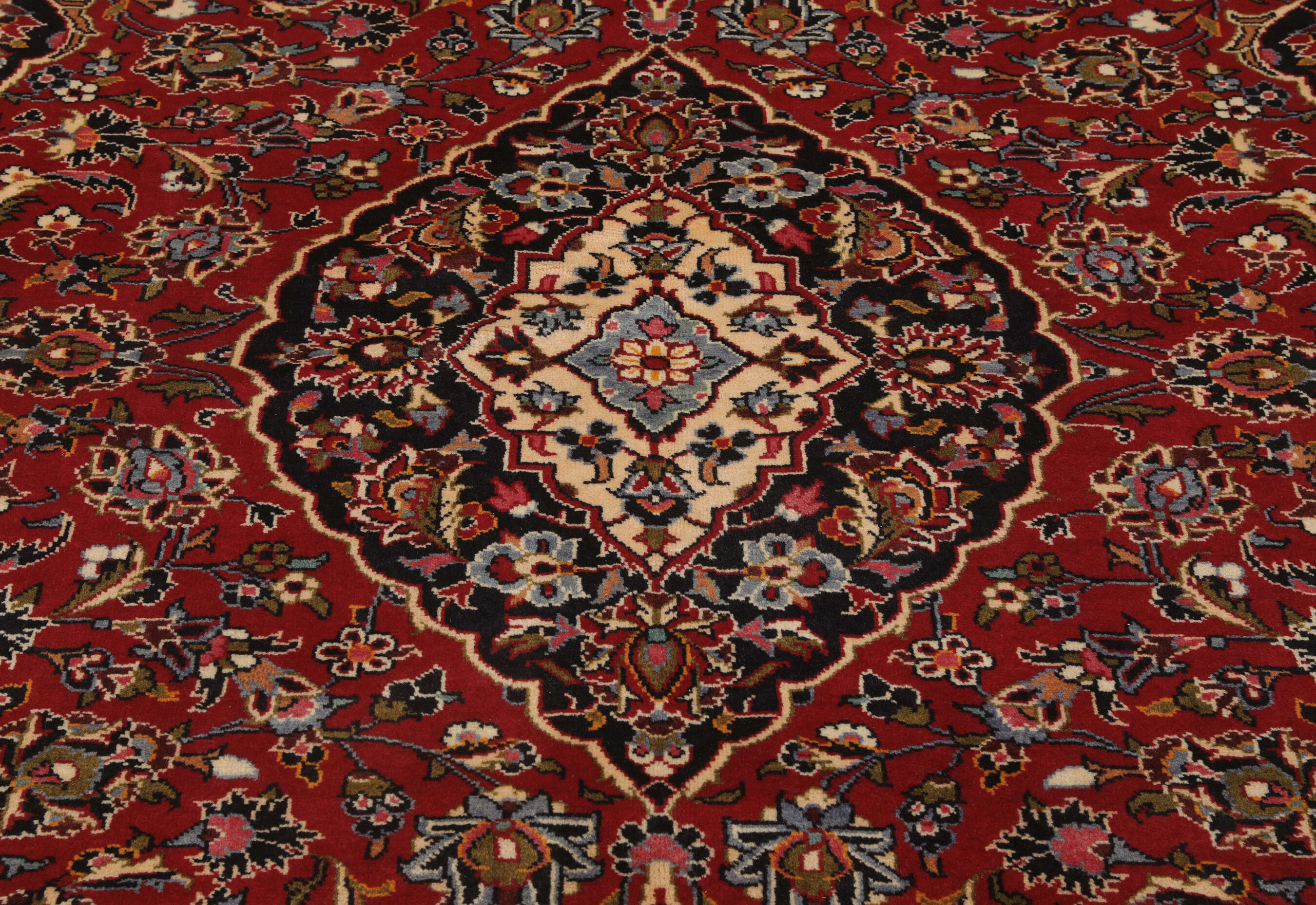 
    Keshan - Dark red - 197 x 304 cm
  