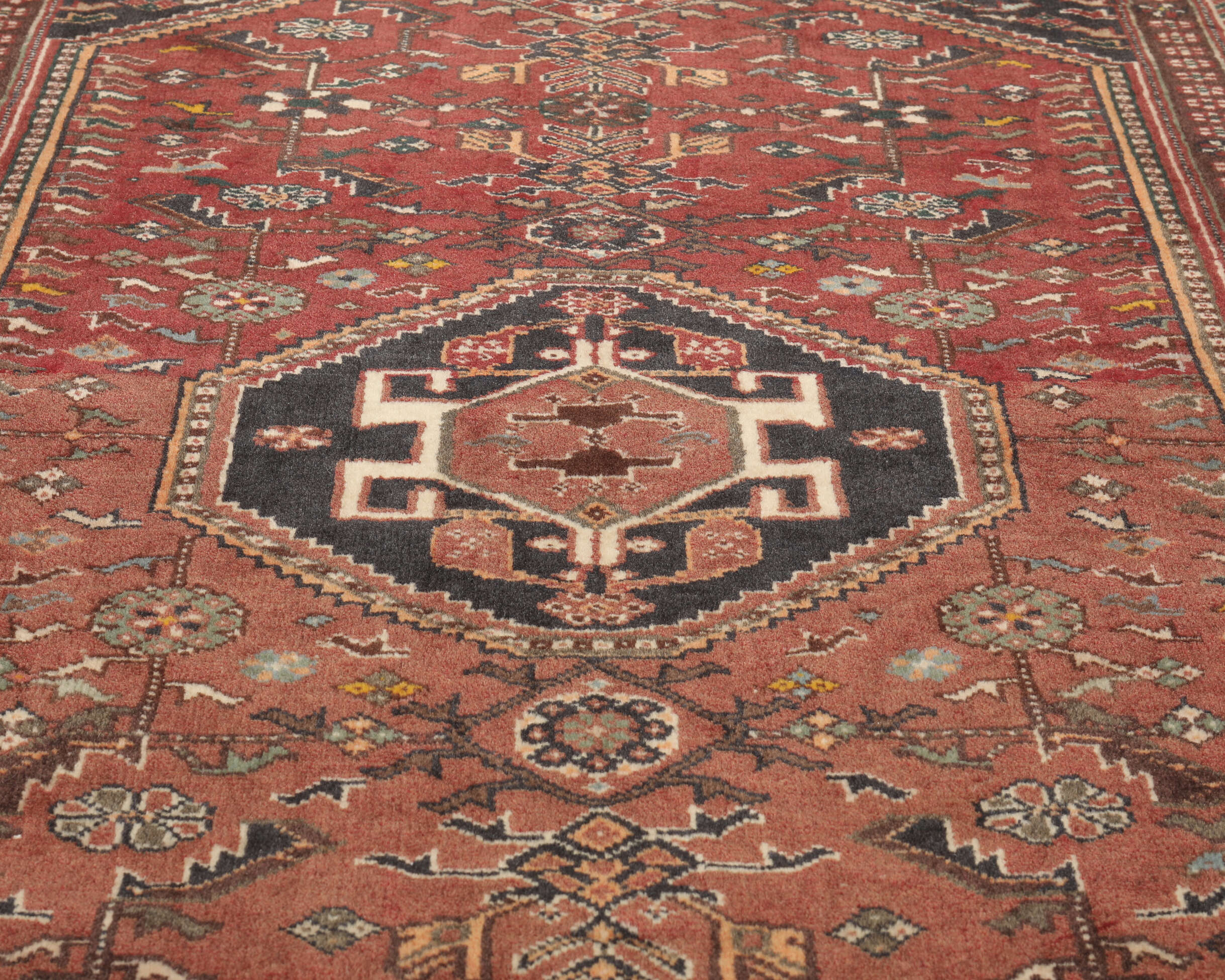 
    Qashqai - Dark red - 85 x 147 cm
  
