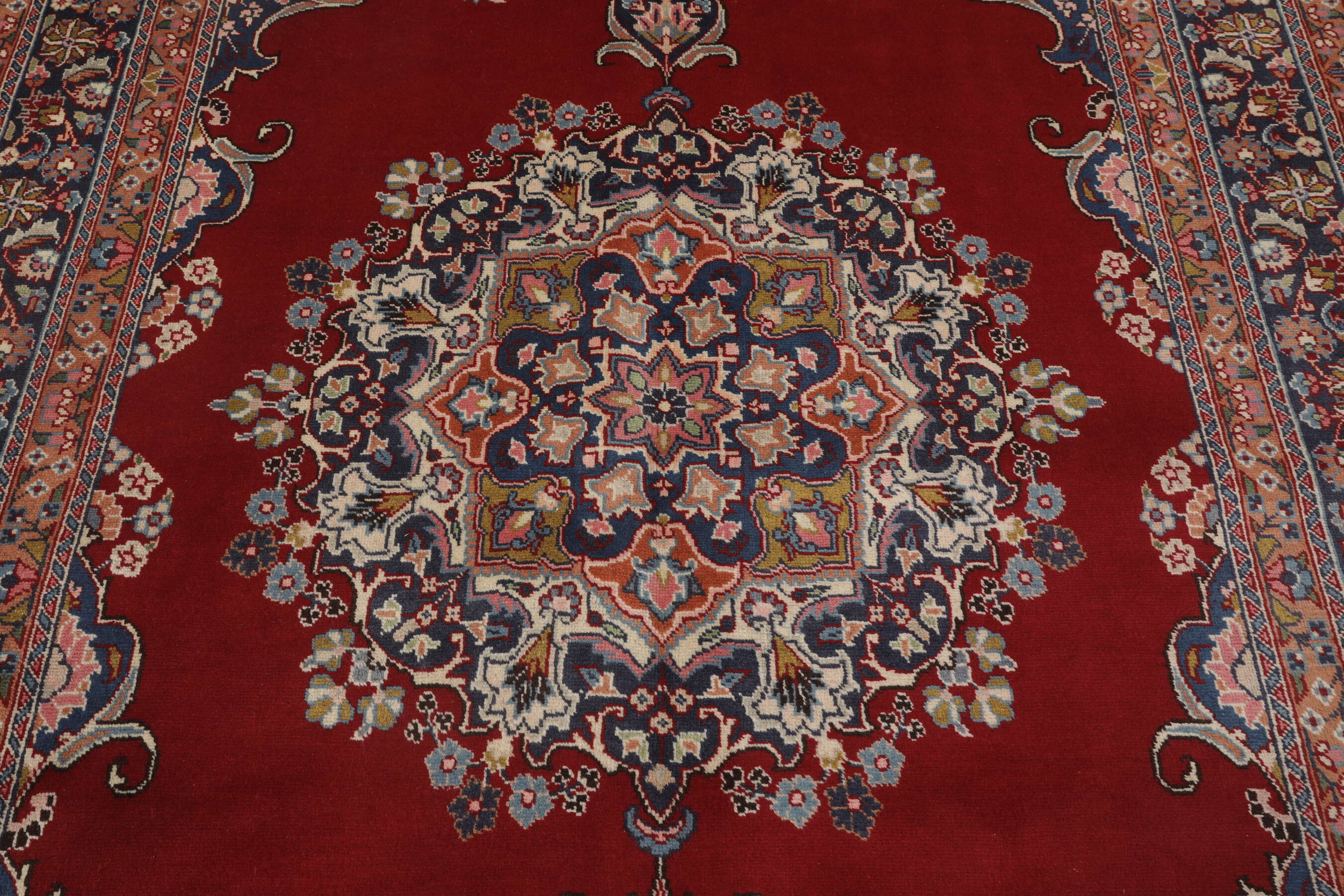 
    Mashad - Dark red - 194 x 300 cm
  