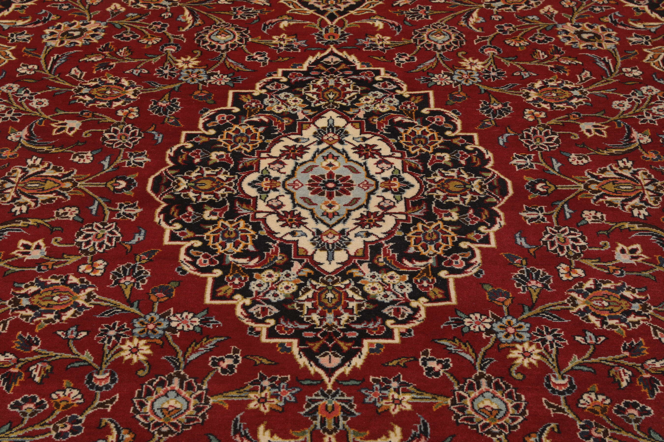 
    Keshan - Dark red - 250 x 350 cm
  