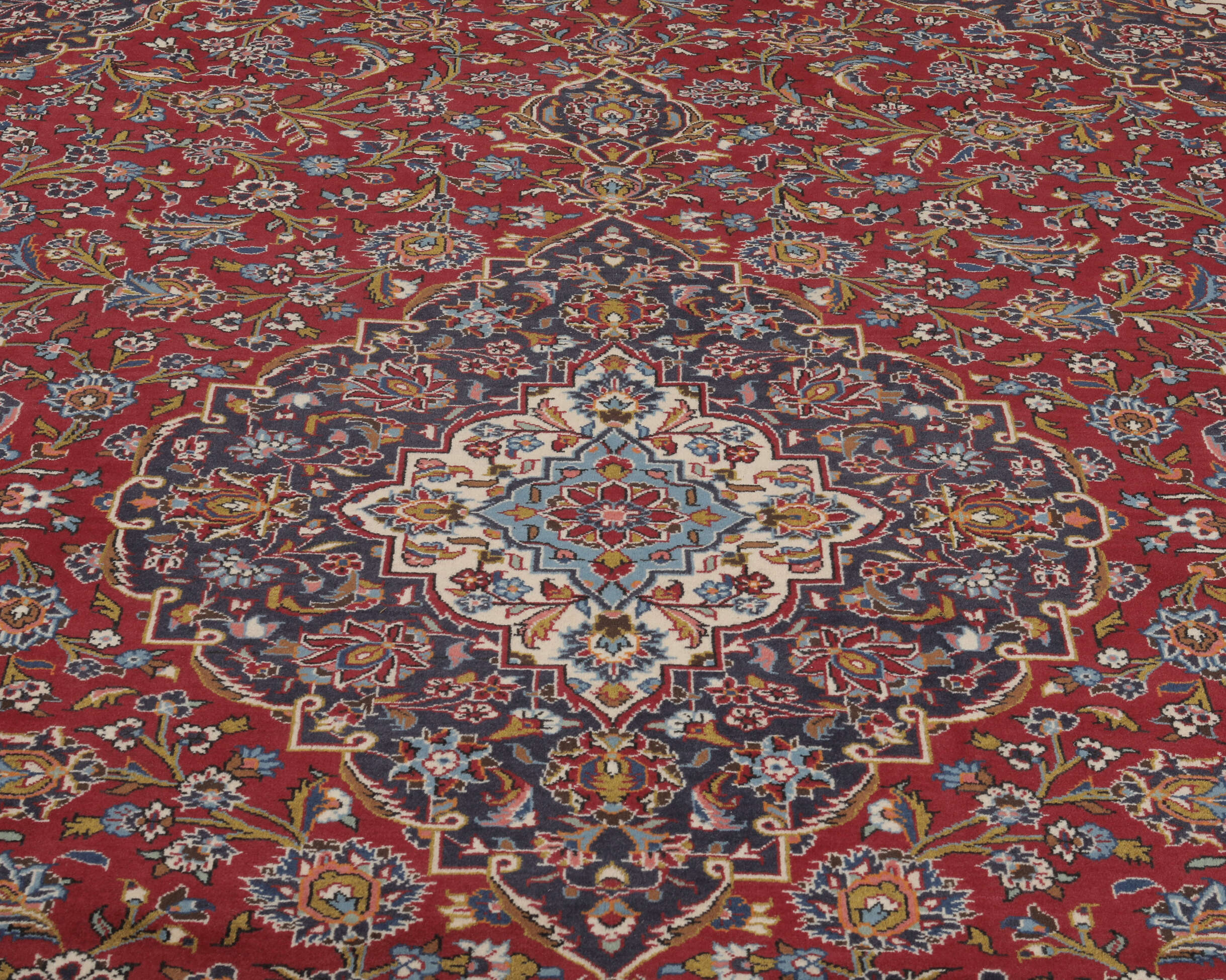 
    Keshan - Dark red - 300 x 406 cm
  