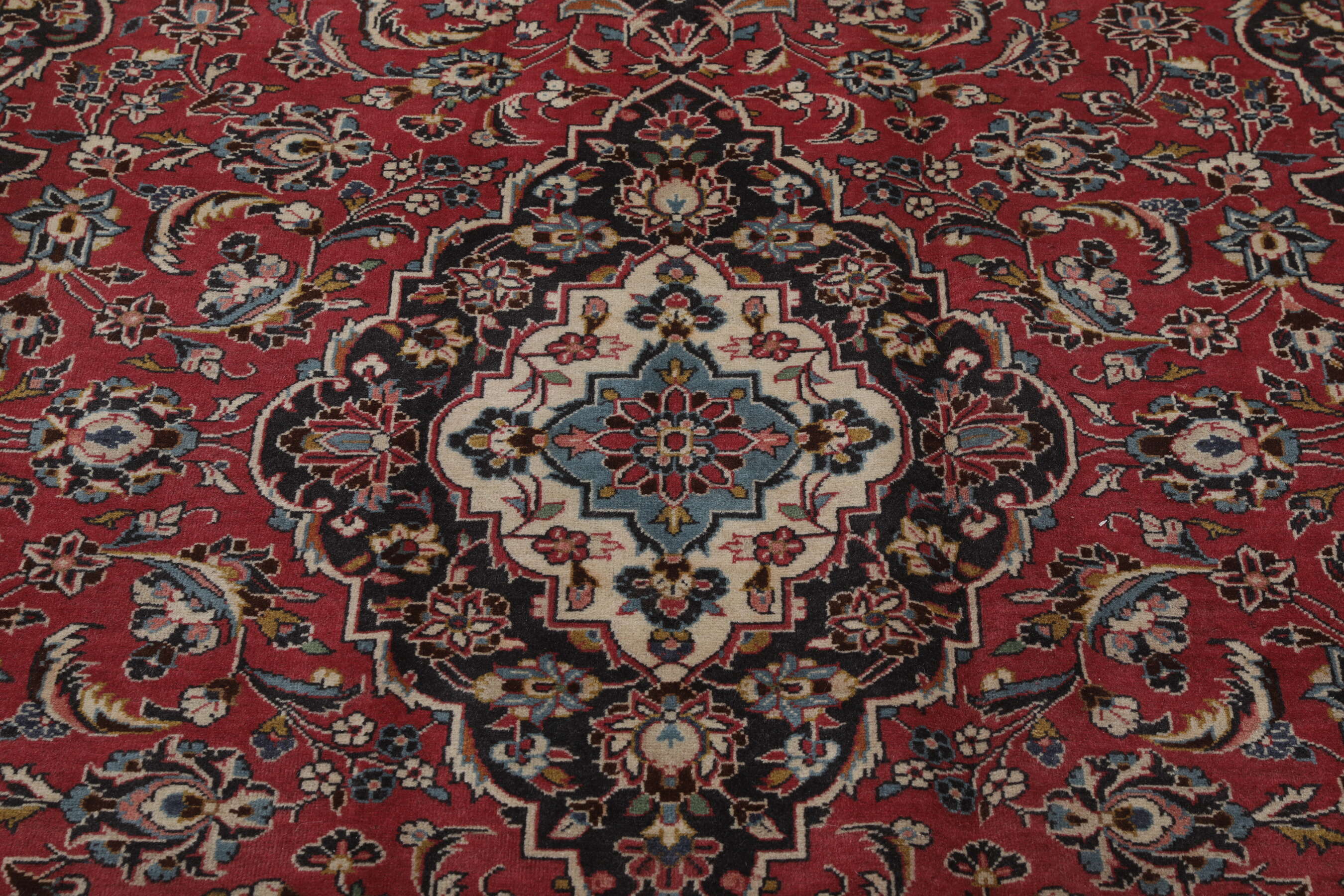 
    Keshan - Dark red - 201 x 294 cm
  