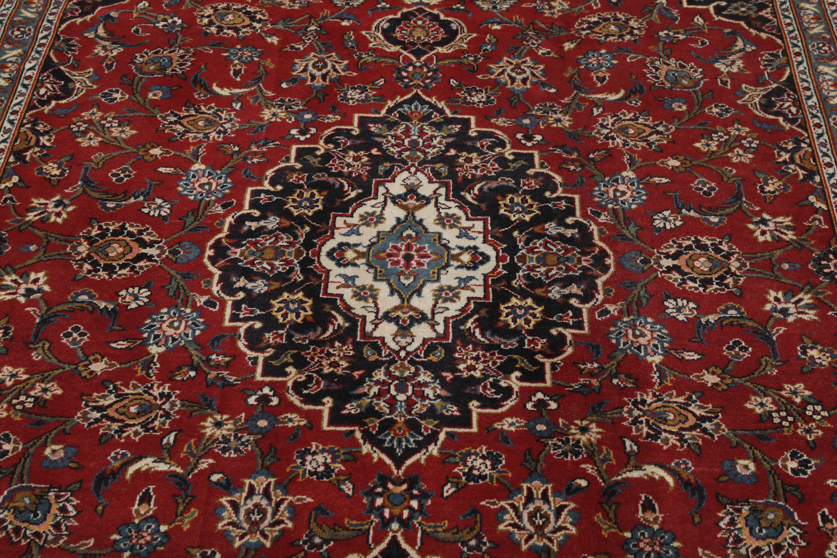 
    Keshan - Dark red - 205 x 315 cm
  