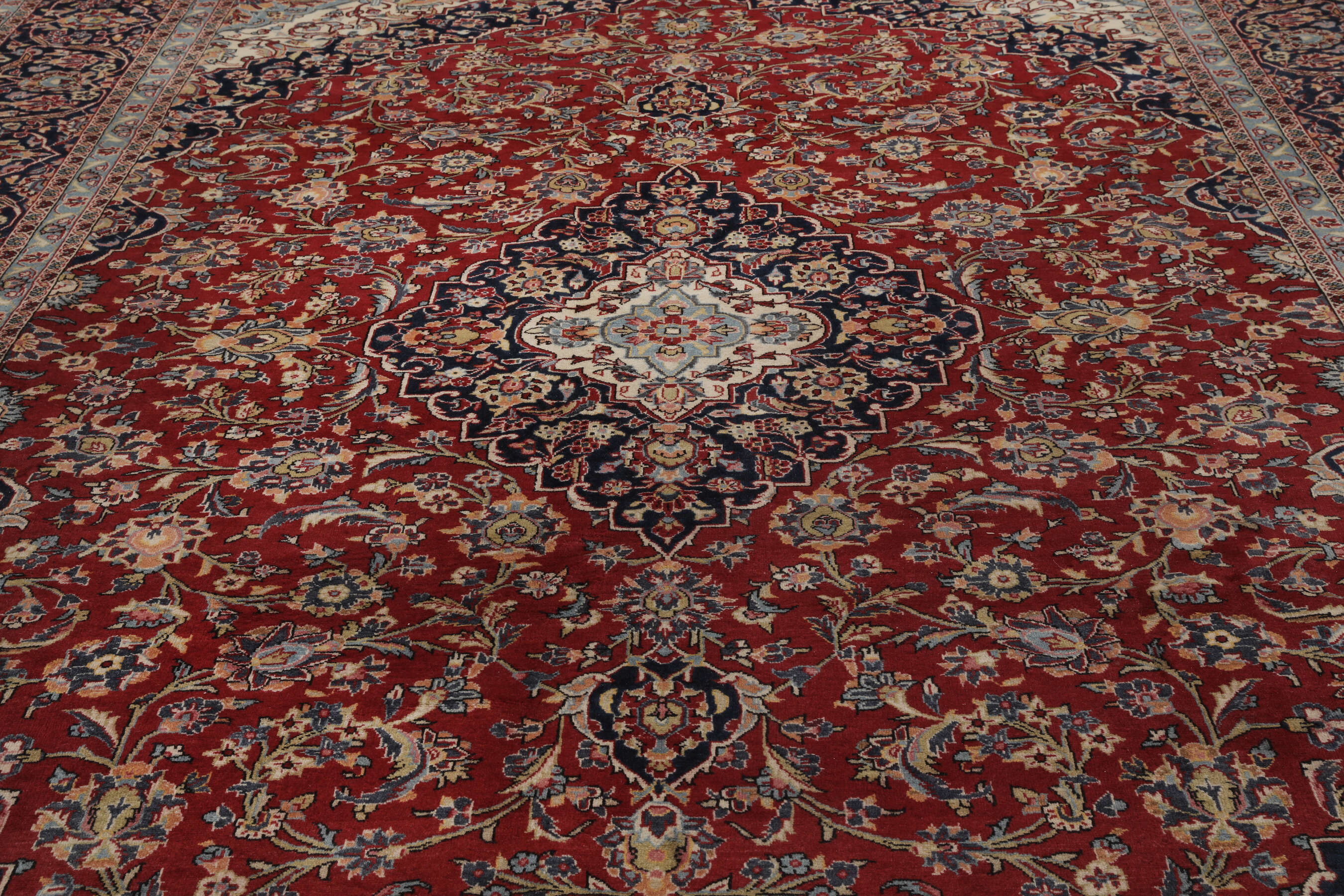 
    Keshan - Dark red - 300 x 408 cm
  