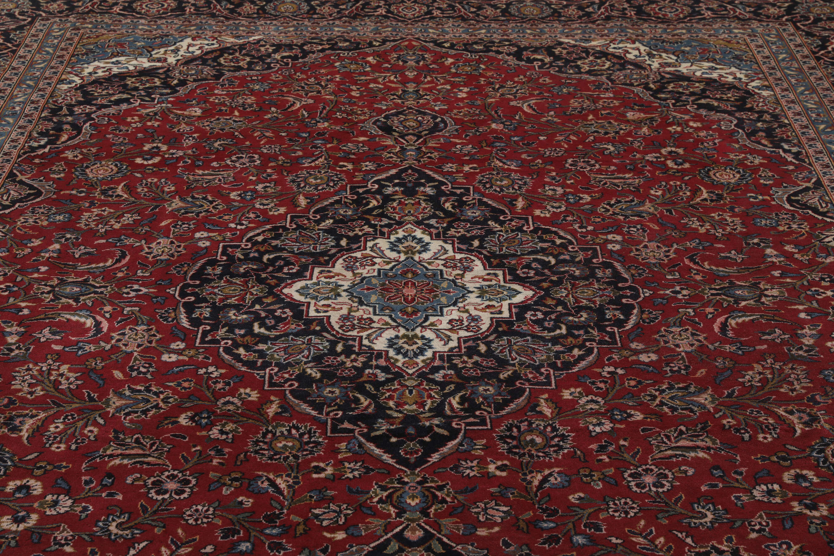 
    Keshan - Dark red - 291 x 397 cm
  