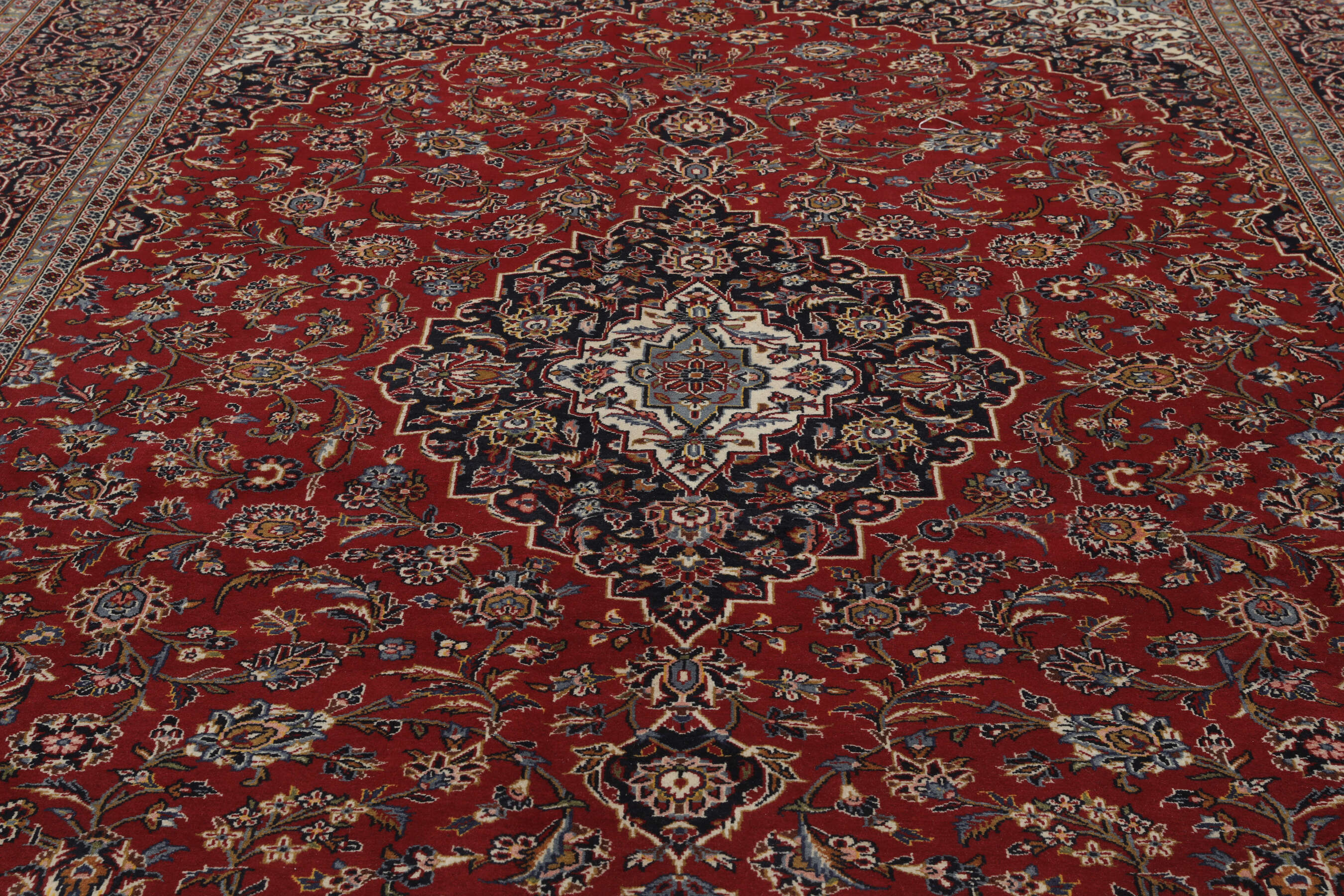 
    Keshan - Dark red - 292 x 416 cm
  