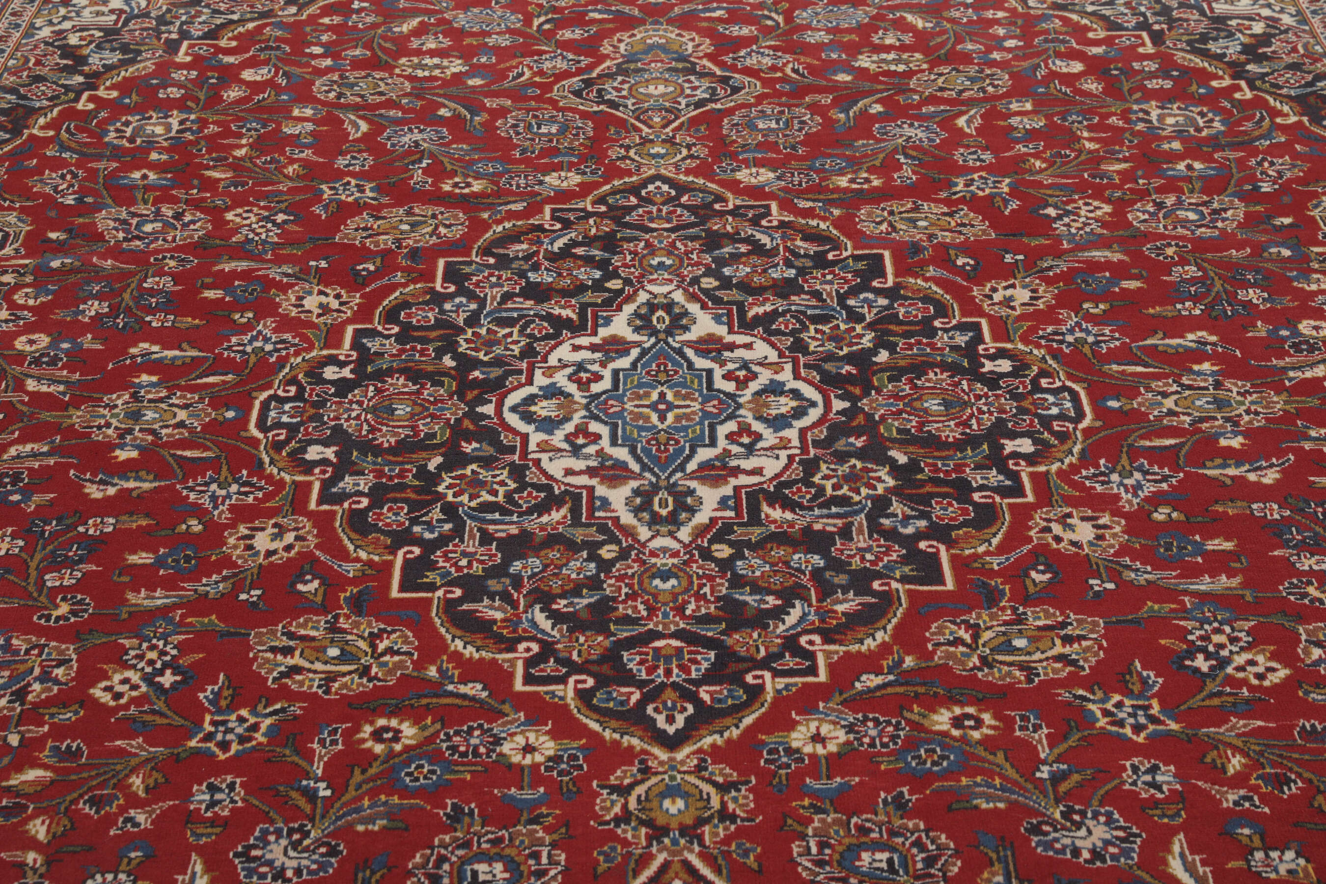 
    Keshan - Dark red - 291 x 404 cm
  