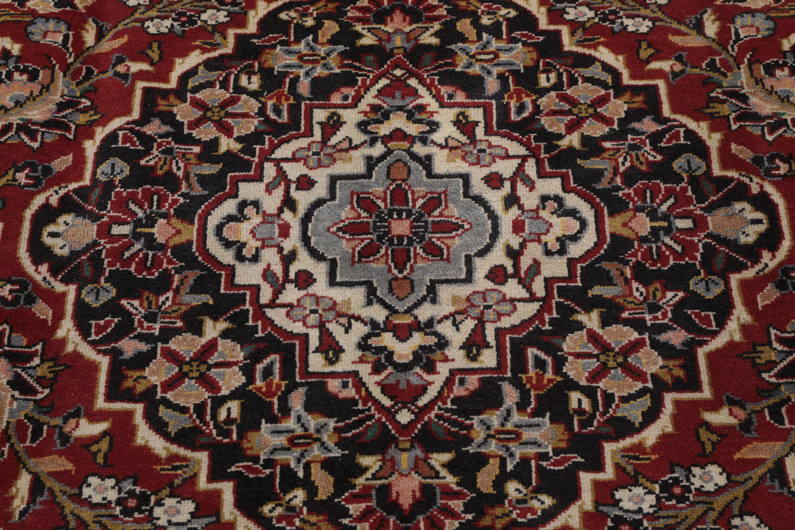 
    Keshan - Dark red - 250 x 353 cm
  