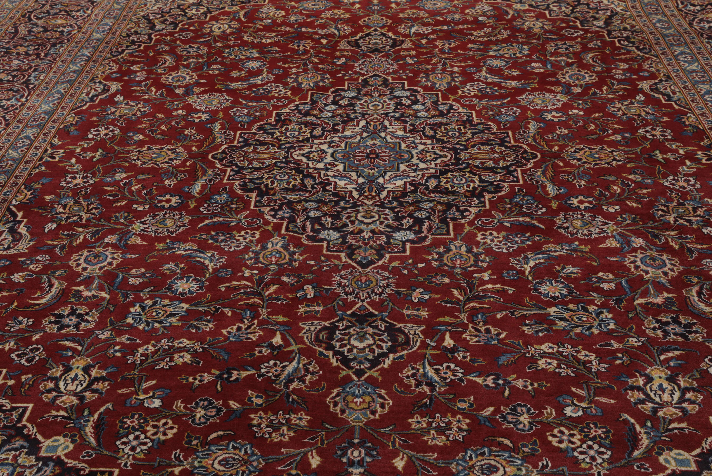 
    Keshan - Dark red - 303 x 412 cm
  