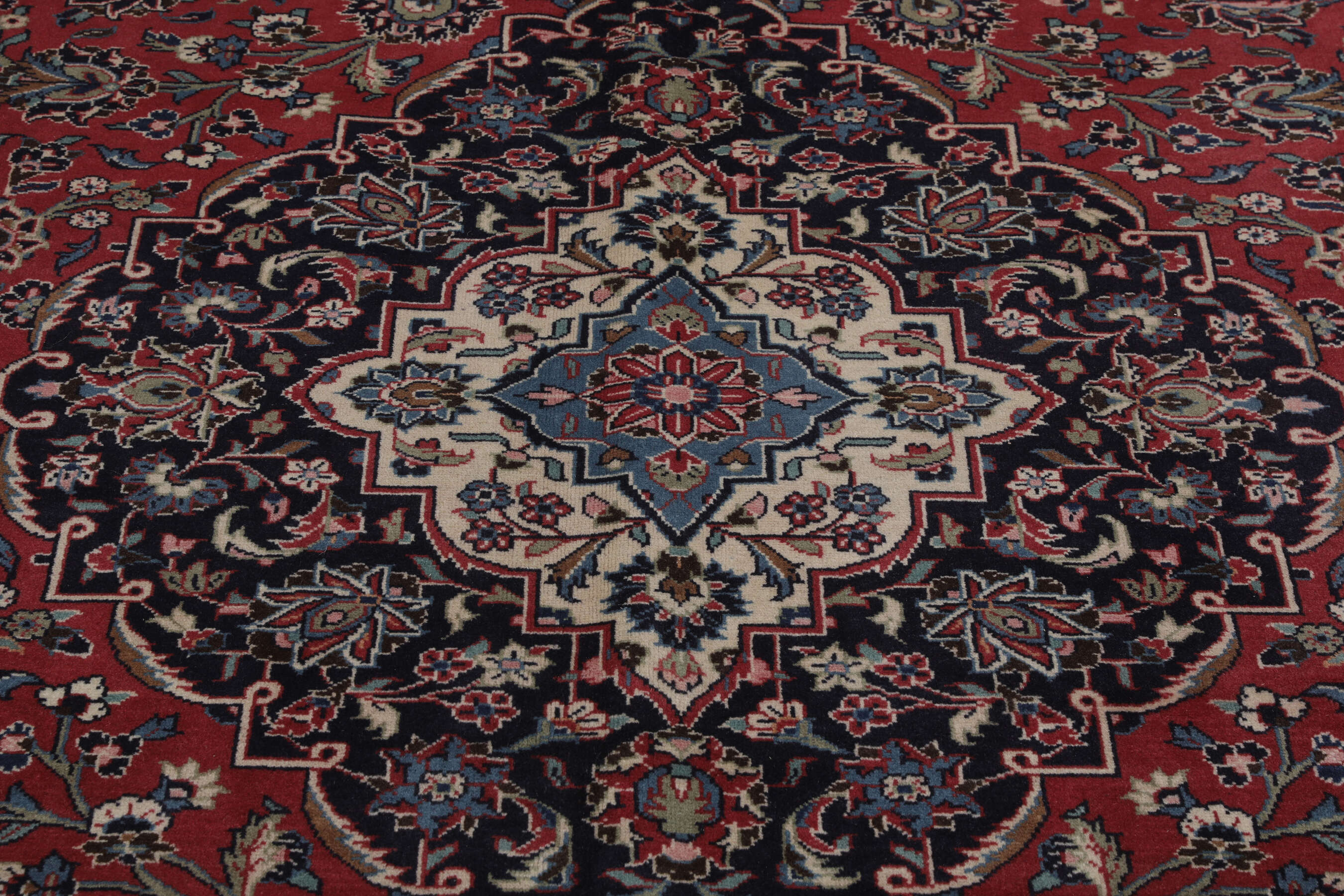 
    Keshan - Dark red - 294 x 393 cm
  