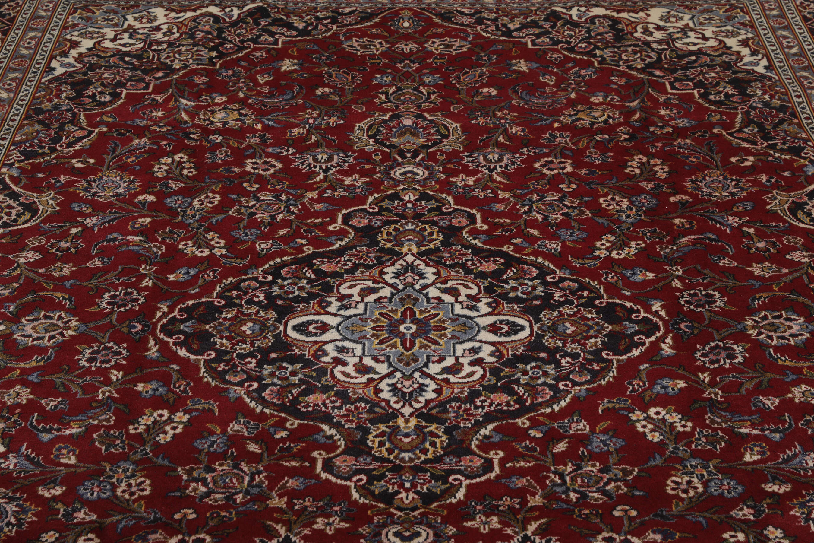 
    Keshan - Dark red - 253 x 373 cm
  