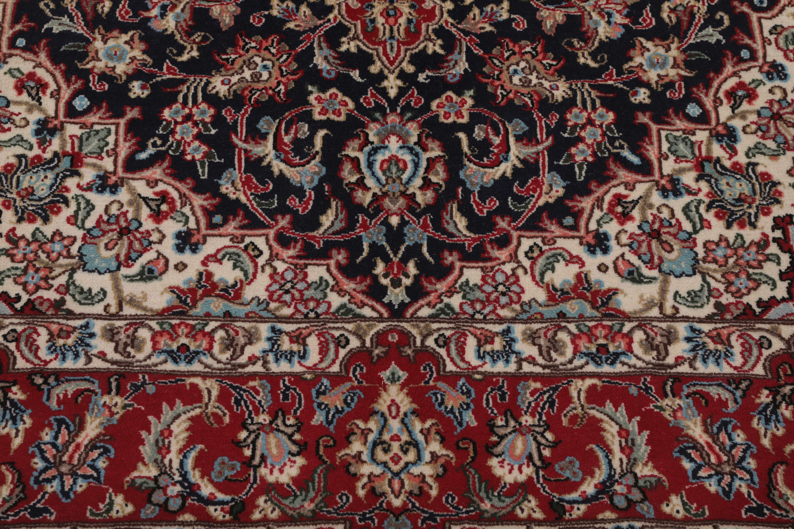
    Qum Kork / silk - Dark red - 162 x 237 cm
  