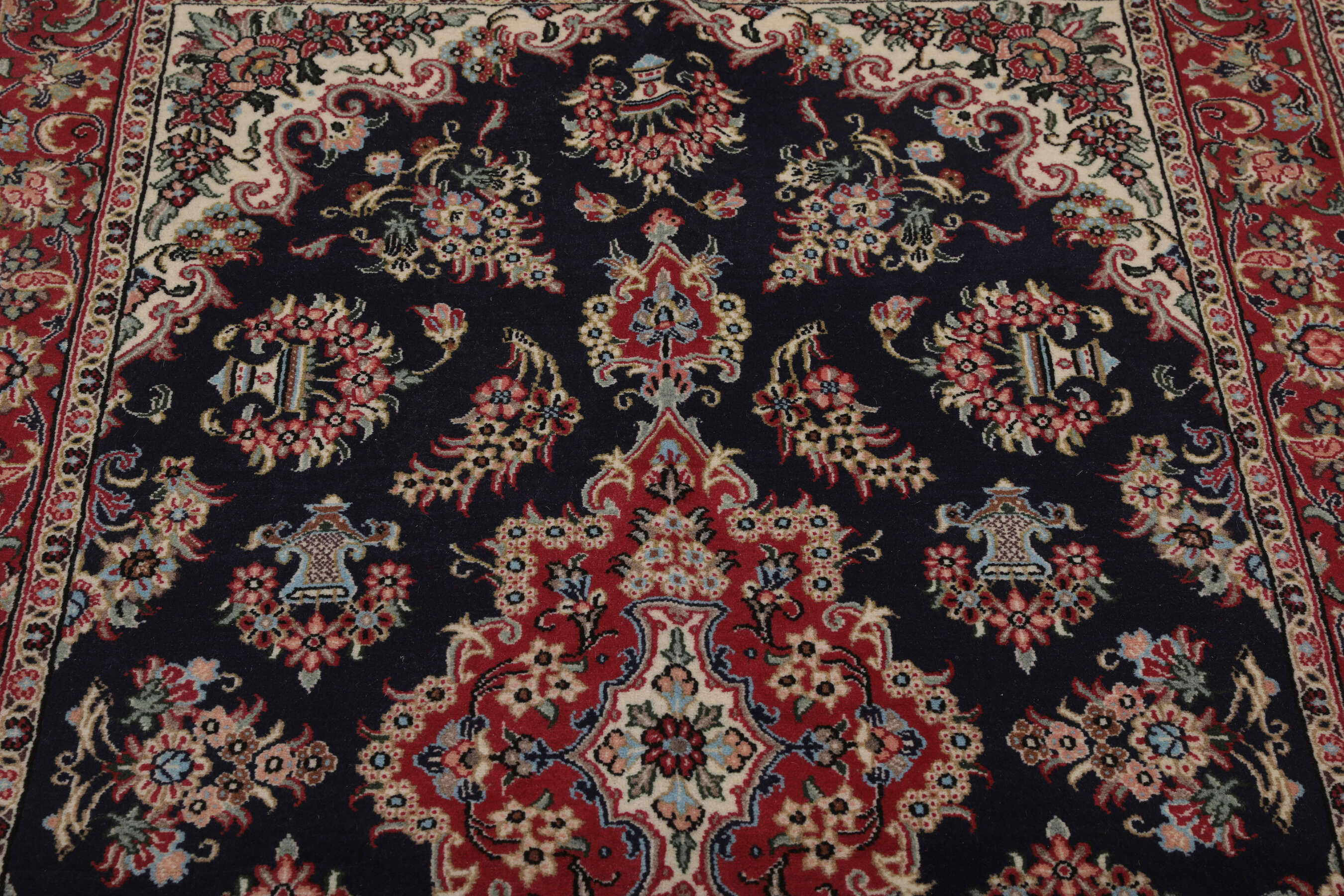 
    Qum Kork / silk - Dark red - 130 x 201 cm
  