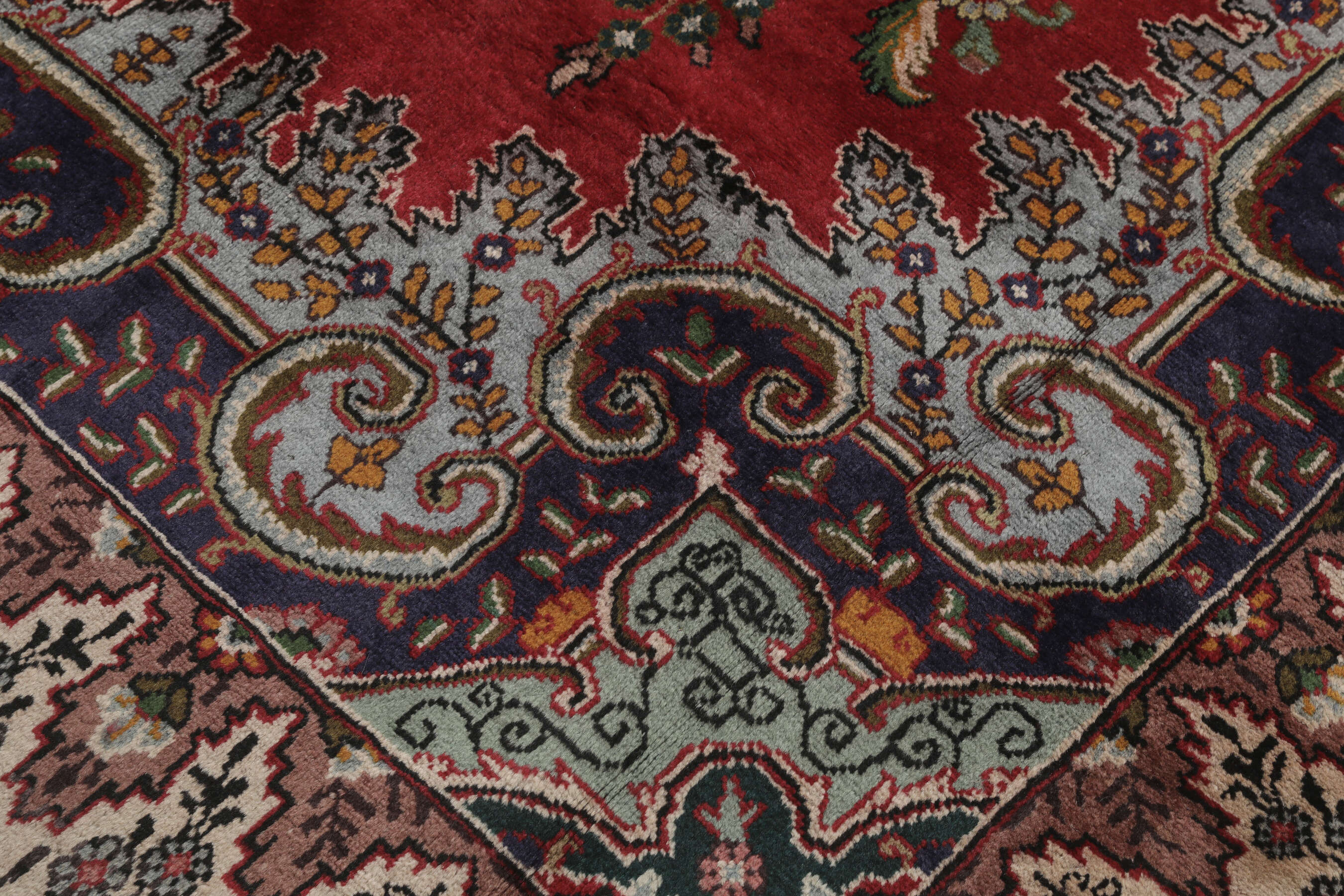 
    Tabriz - Dark red - 200 x 288 cm
  