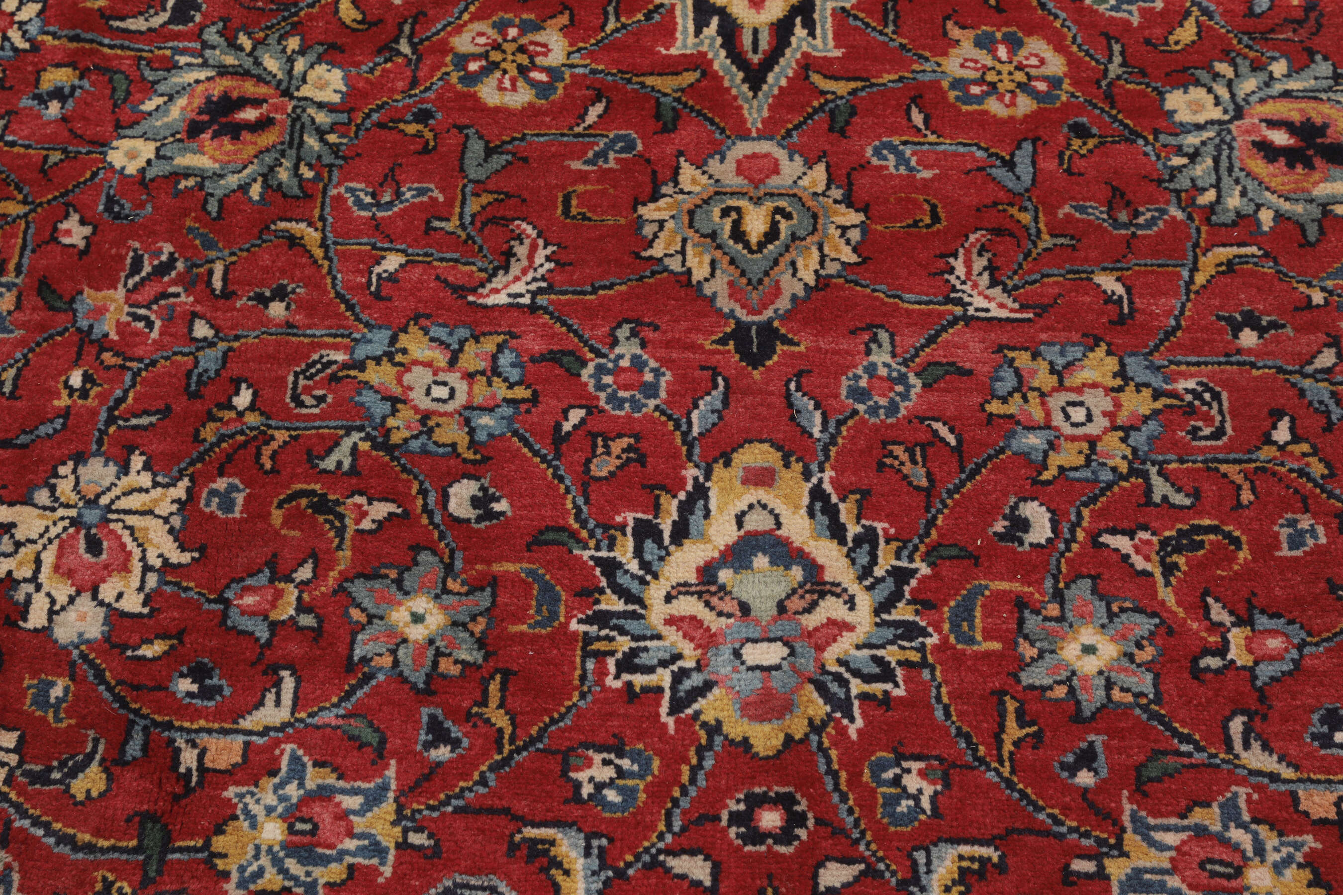 
    Mahal - Dark red - 241 x 352 cm
  