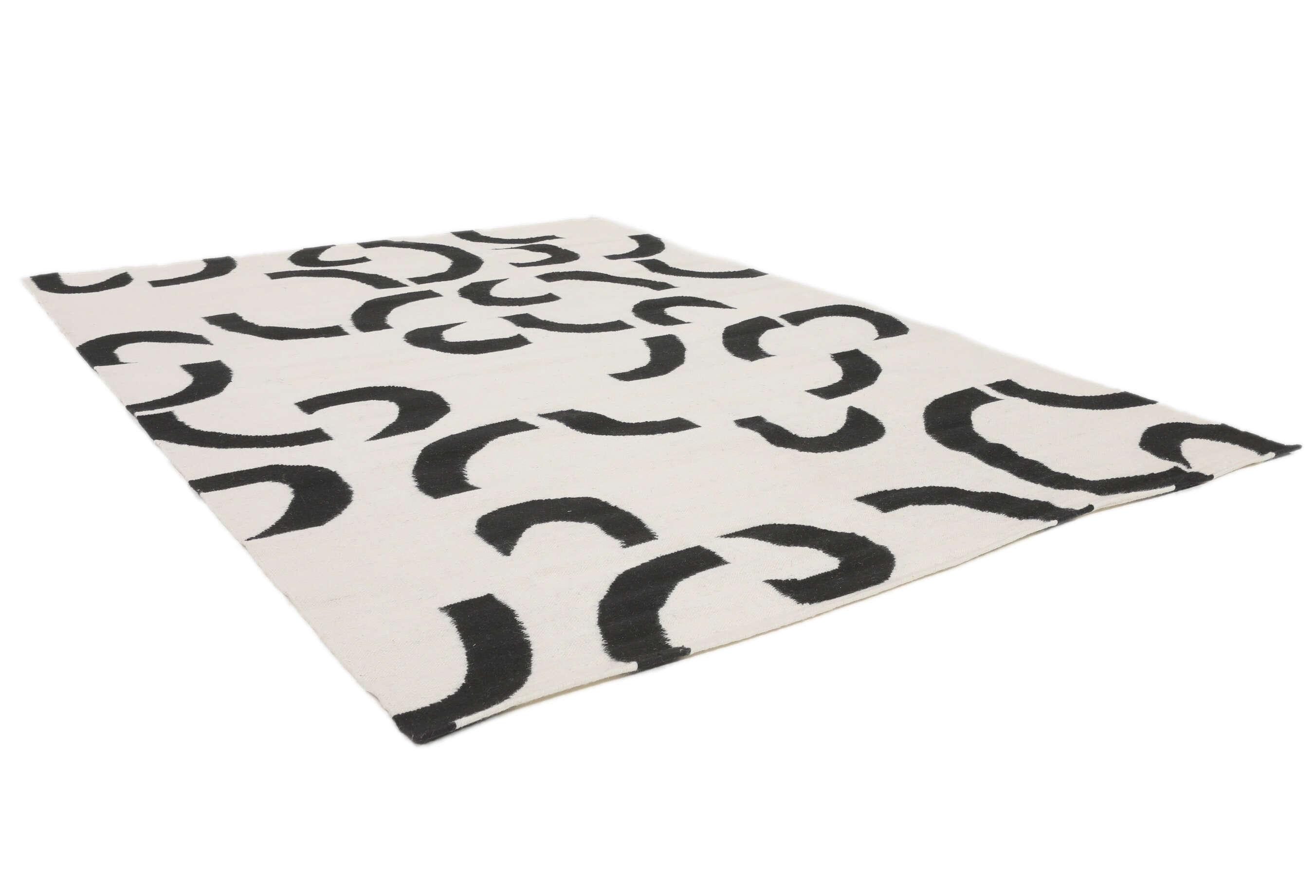 
    Curved - Off white / Black - 160 x 230 cm
  