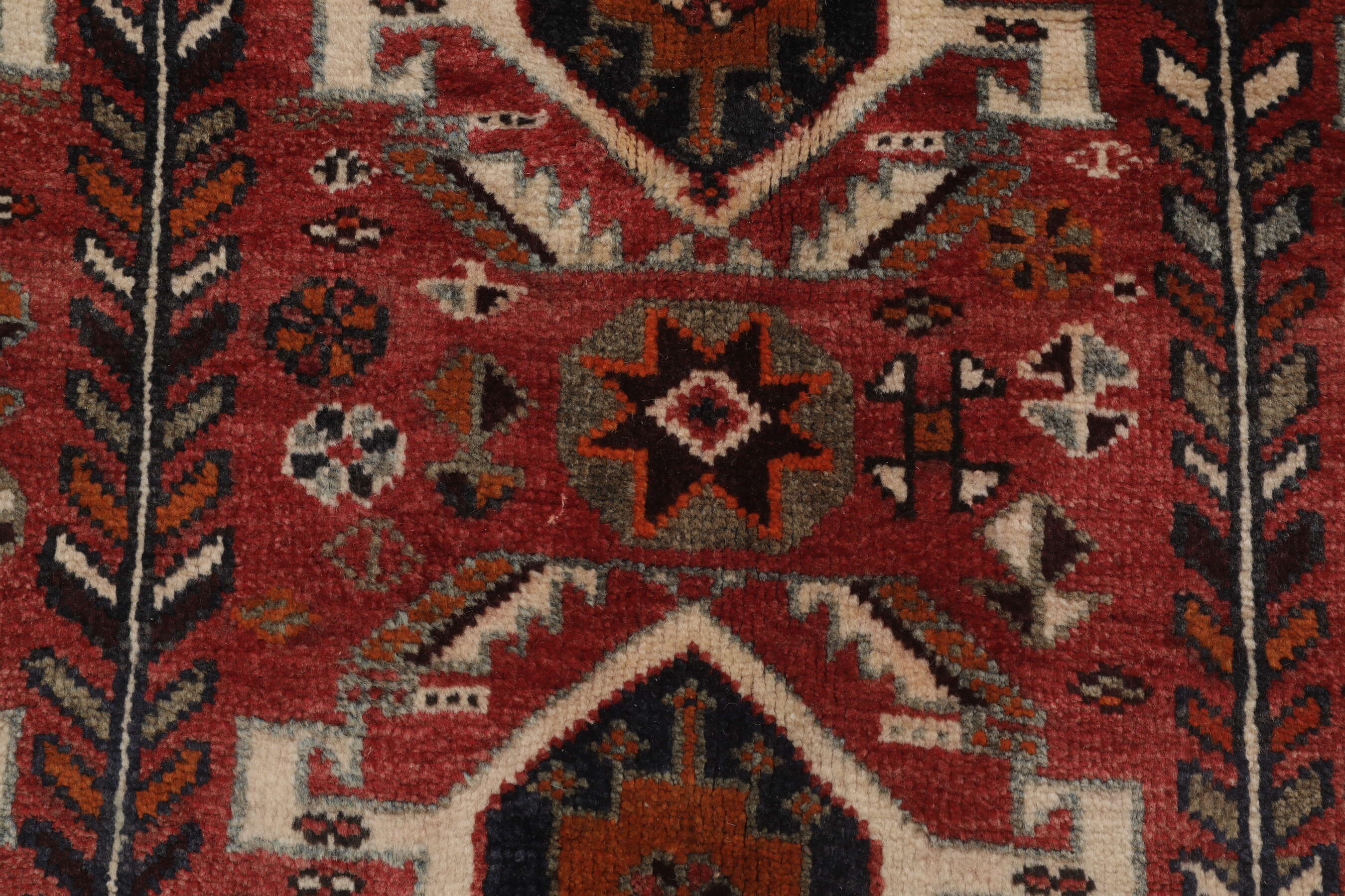 
    Qashqai - Dark red - 153 x 246 cm
  