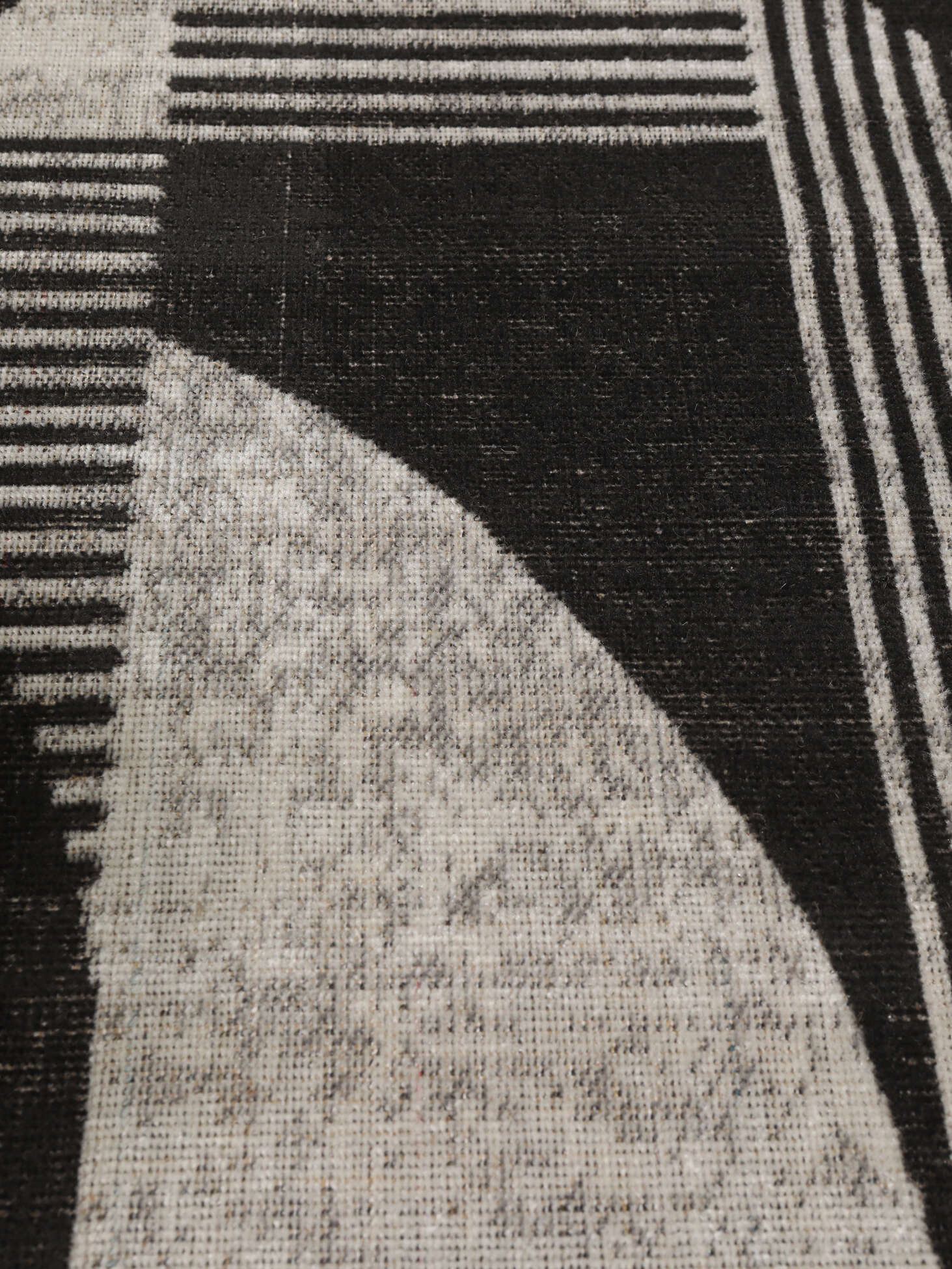 
    Deco - Black / Off white - 240 x 340 cm
  
