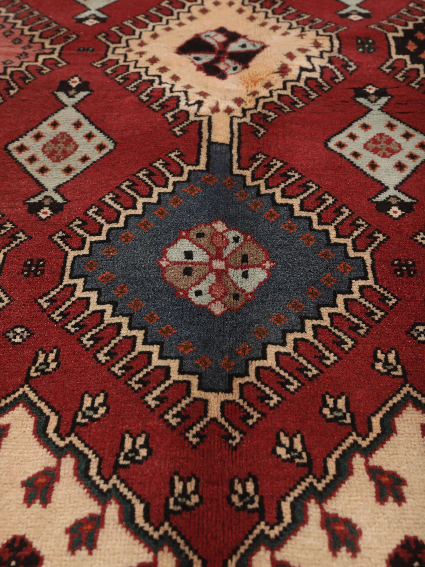 
    Afshar - Dark red - 145 x 196 cm
  