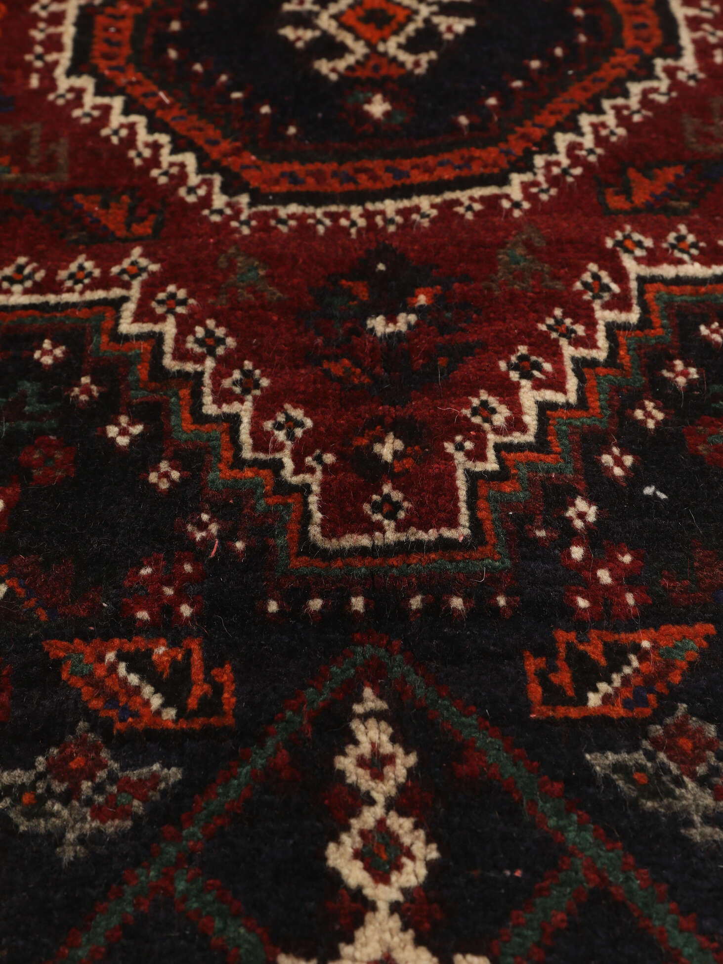 
    Qashqai - Black - 90 x 133 cm
  