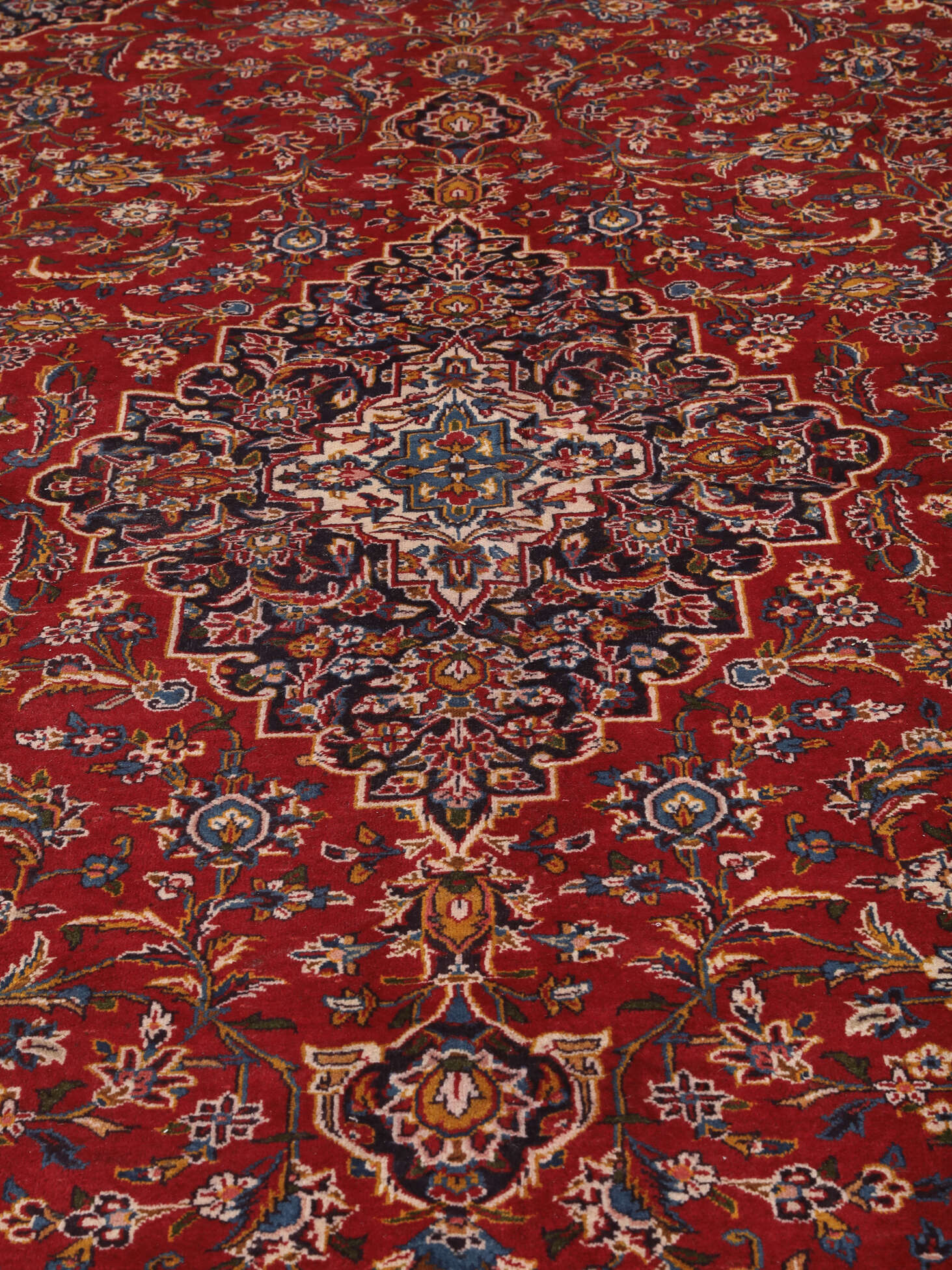 
    Keshan - Dark red - 300 x 430 cm
  