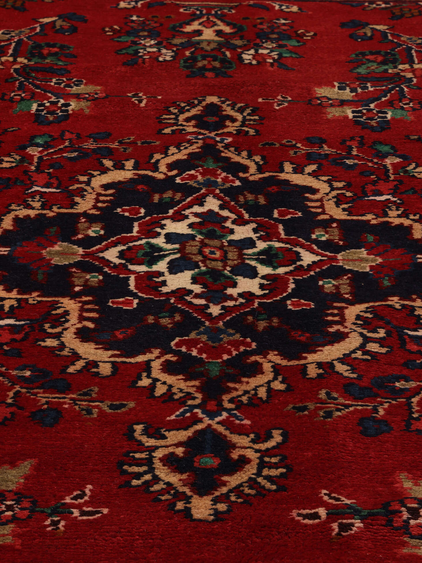 
    Hamadan Shahrbaf - Dark red - 200 x 283 cm
  