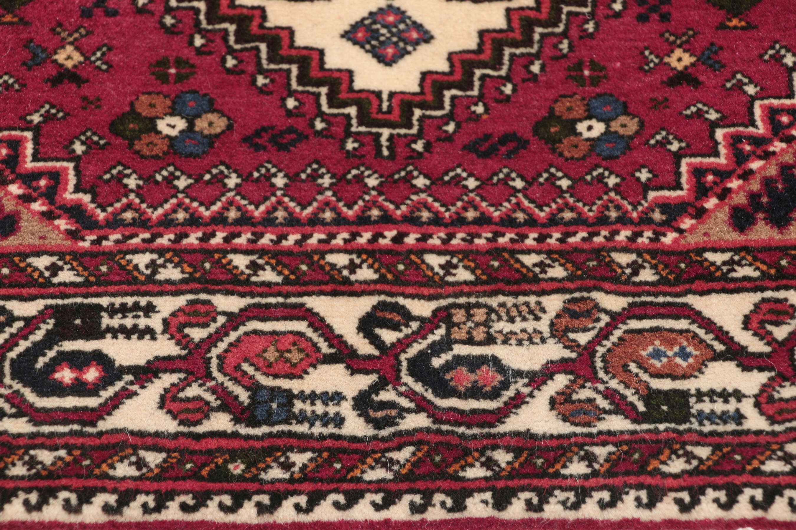 
    Qashqai Fine - Dark red - 80 x 290 cm
  
