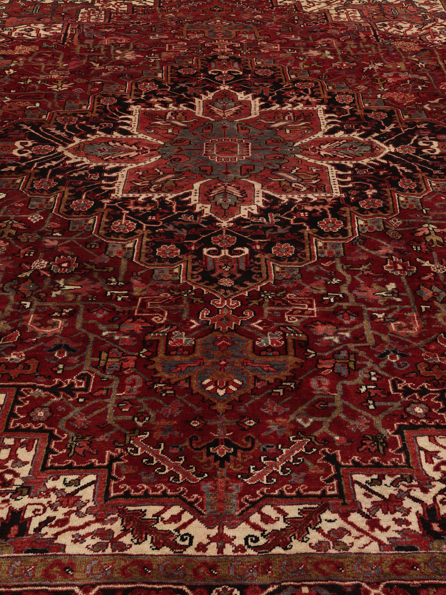 
    Heriz - Dark red - 297 x 371 cm
  