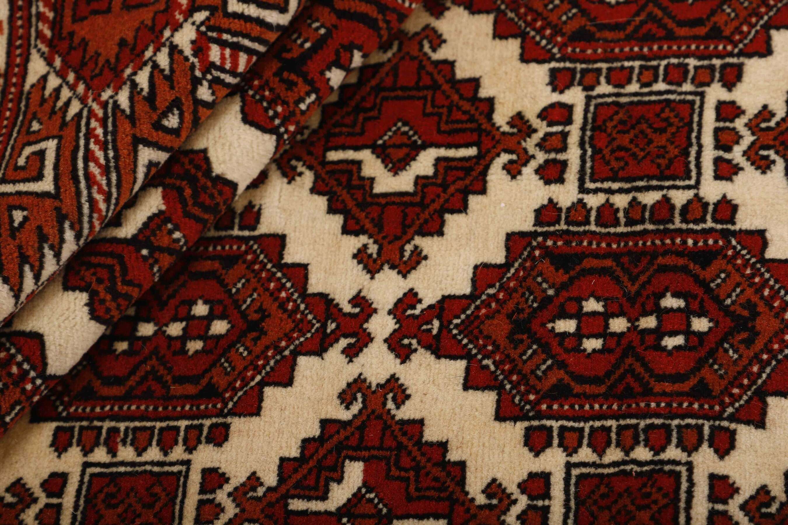 
    Turkaman - Dark red - 160 x 242 cm
  