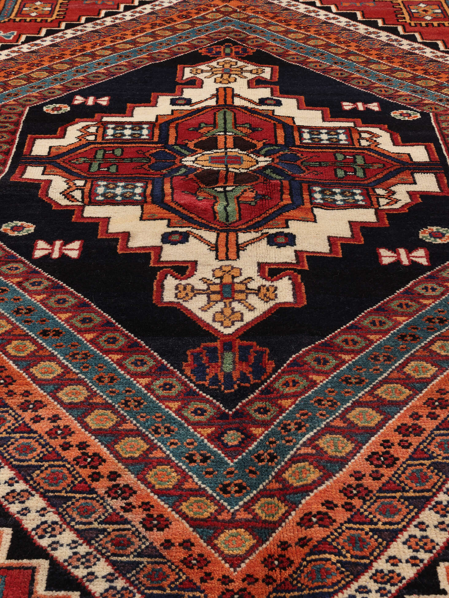 
    Qashqai Fine - Dark red - 165 x 247 cm
  
